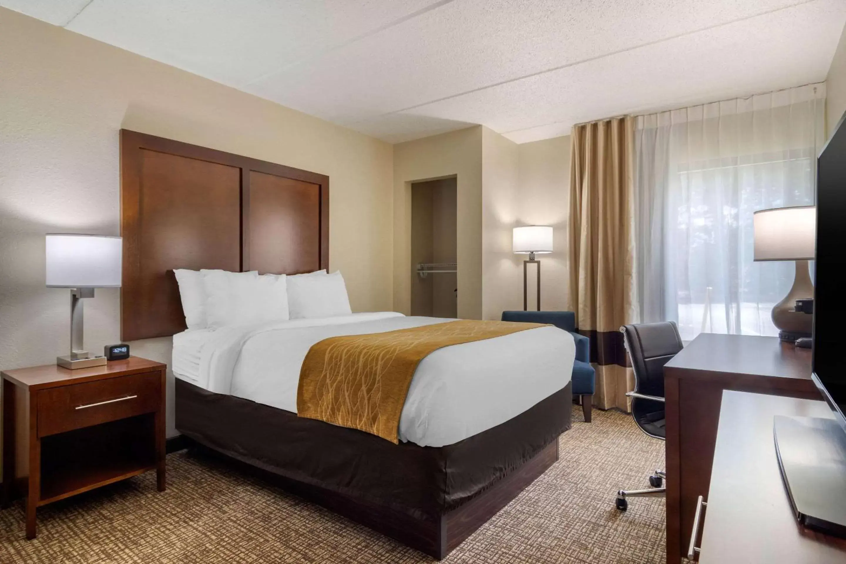 Photo of the whole room, Bed in Comfort Inn Atlanta Airport