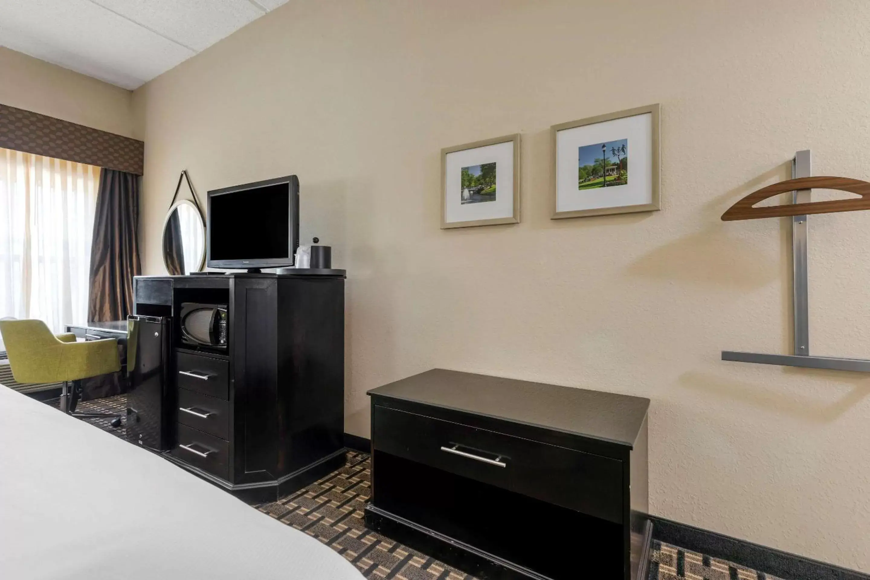 Bedroom, TV/Entertainment Center in Comfort Inn Sherman