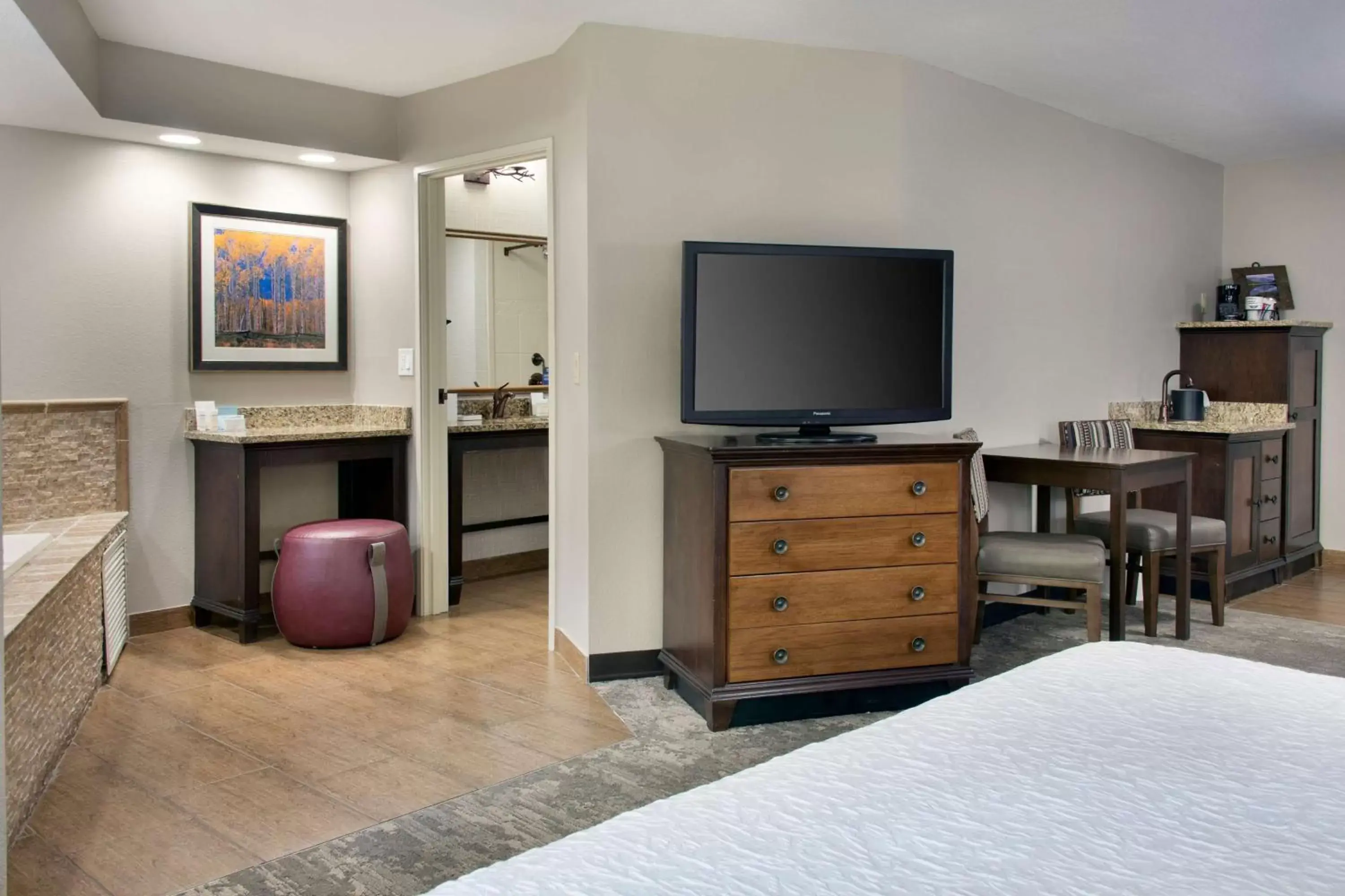 Bed, TV/Entertainment Center in Hampton Inn Jackson Hole