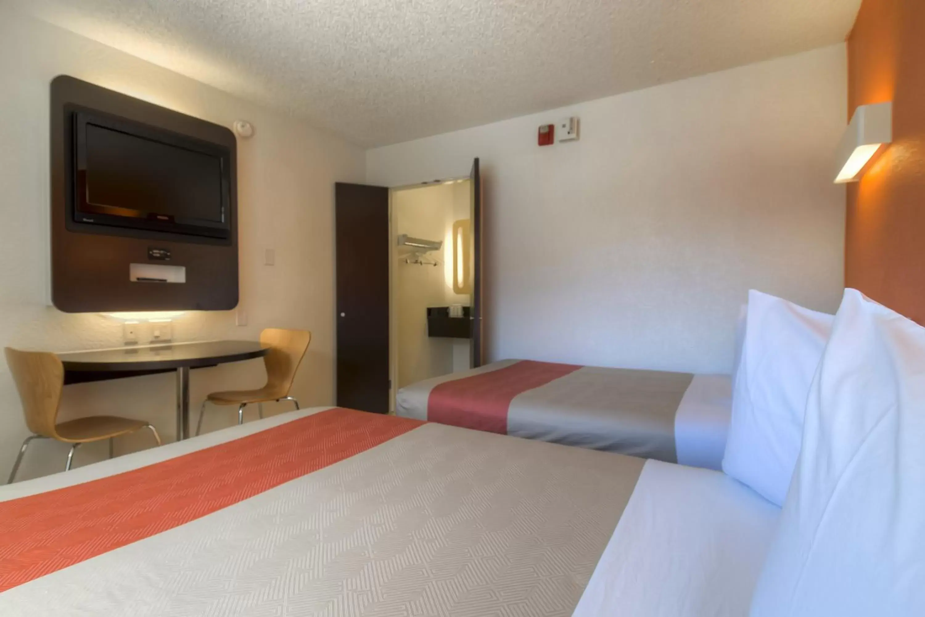 TV and multimedia, Bed in Motel 6-Las Vegas, NV - Tropicana