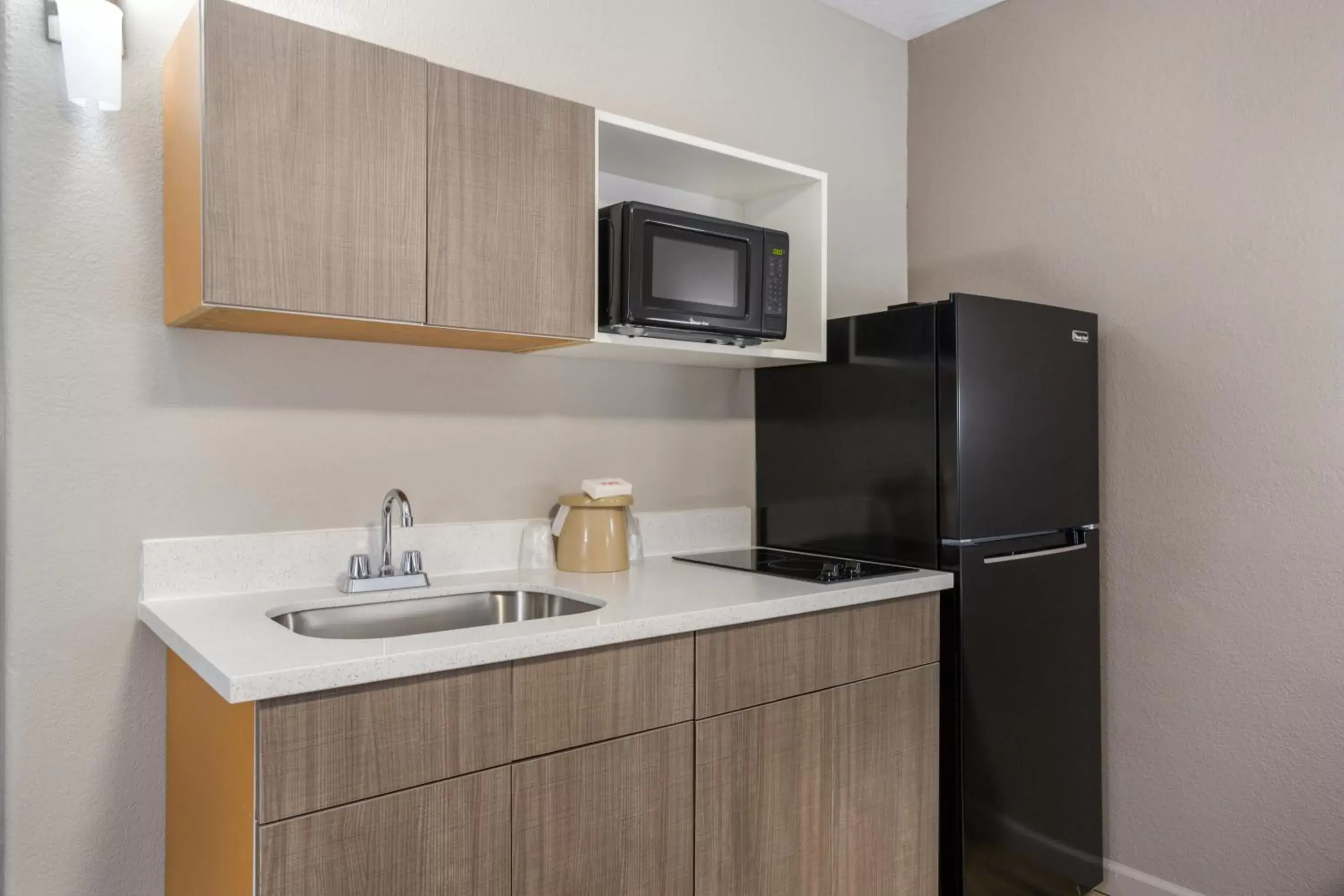 Bedroom, Kitchen/Kitchenette in Red Roof Inn Socorro