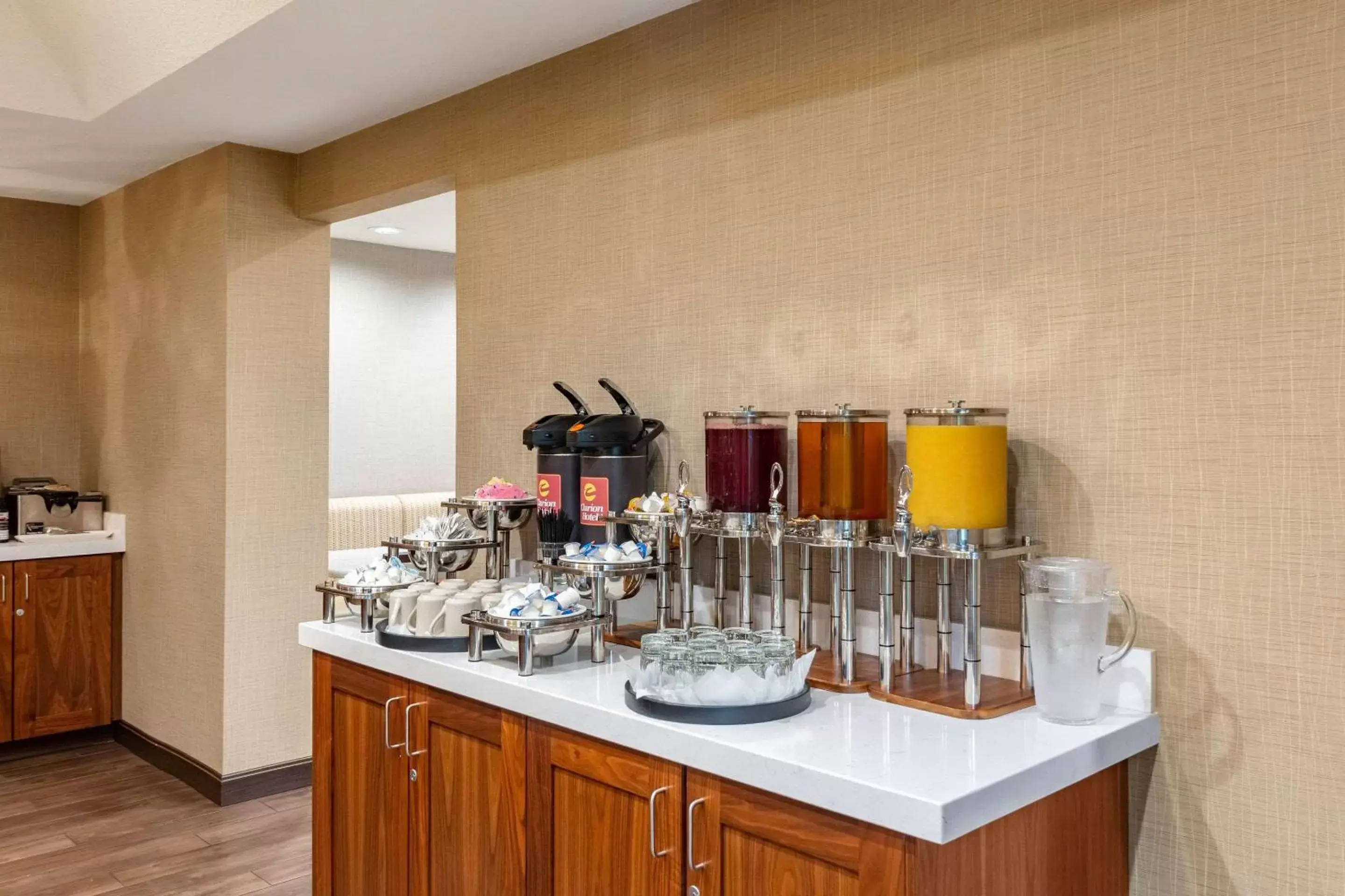 Restaurant/places to eat, Kitchen/Kitchenette in Clarion Hotel Portland International Airport