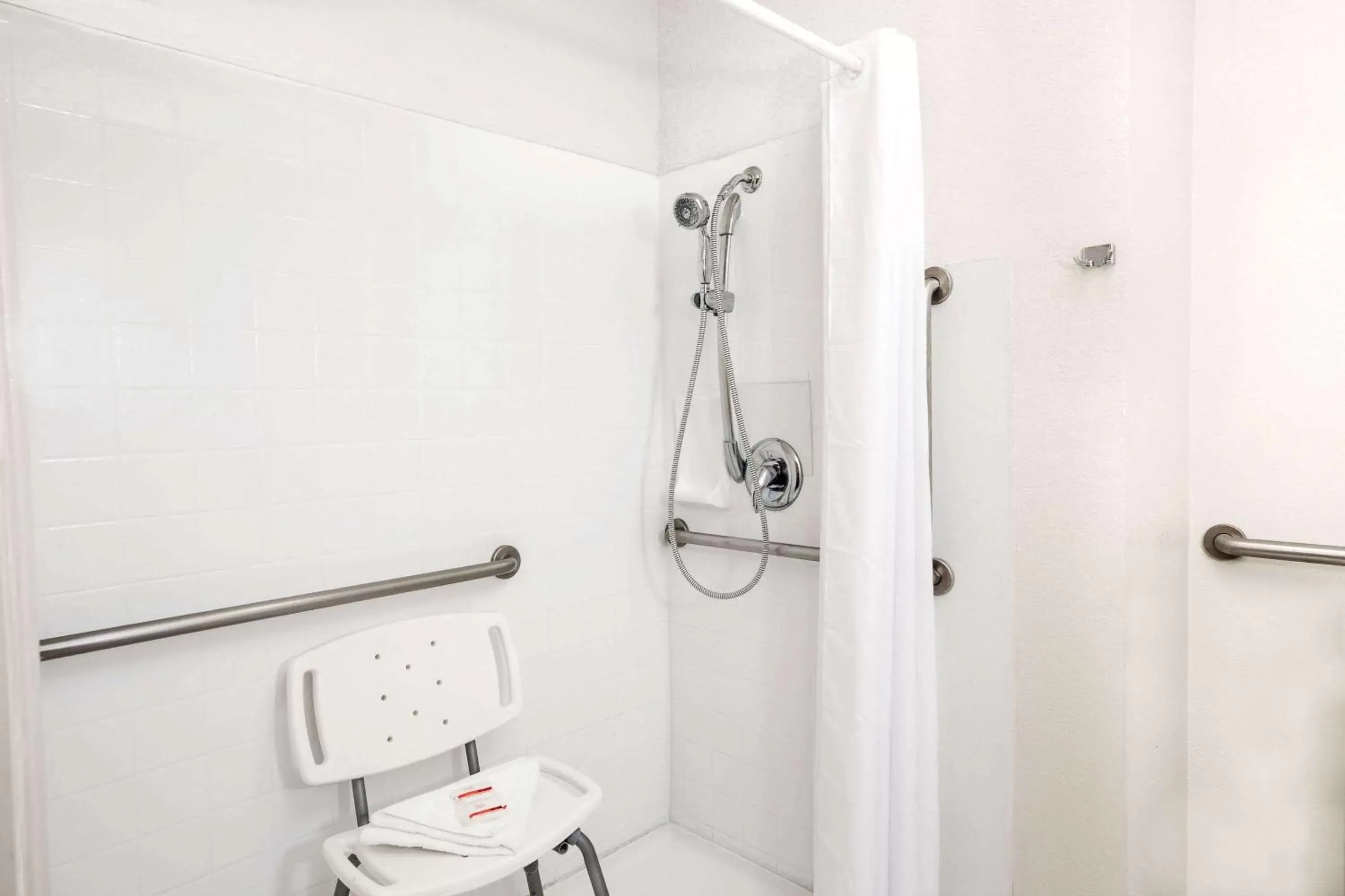 Shower, Bathroom in Howard Johnson by Wyndham Modesto Ceres