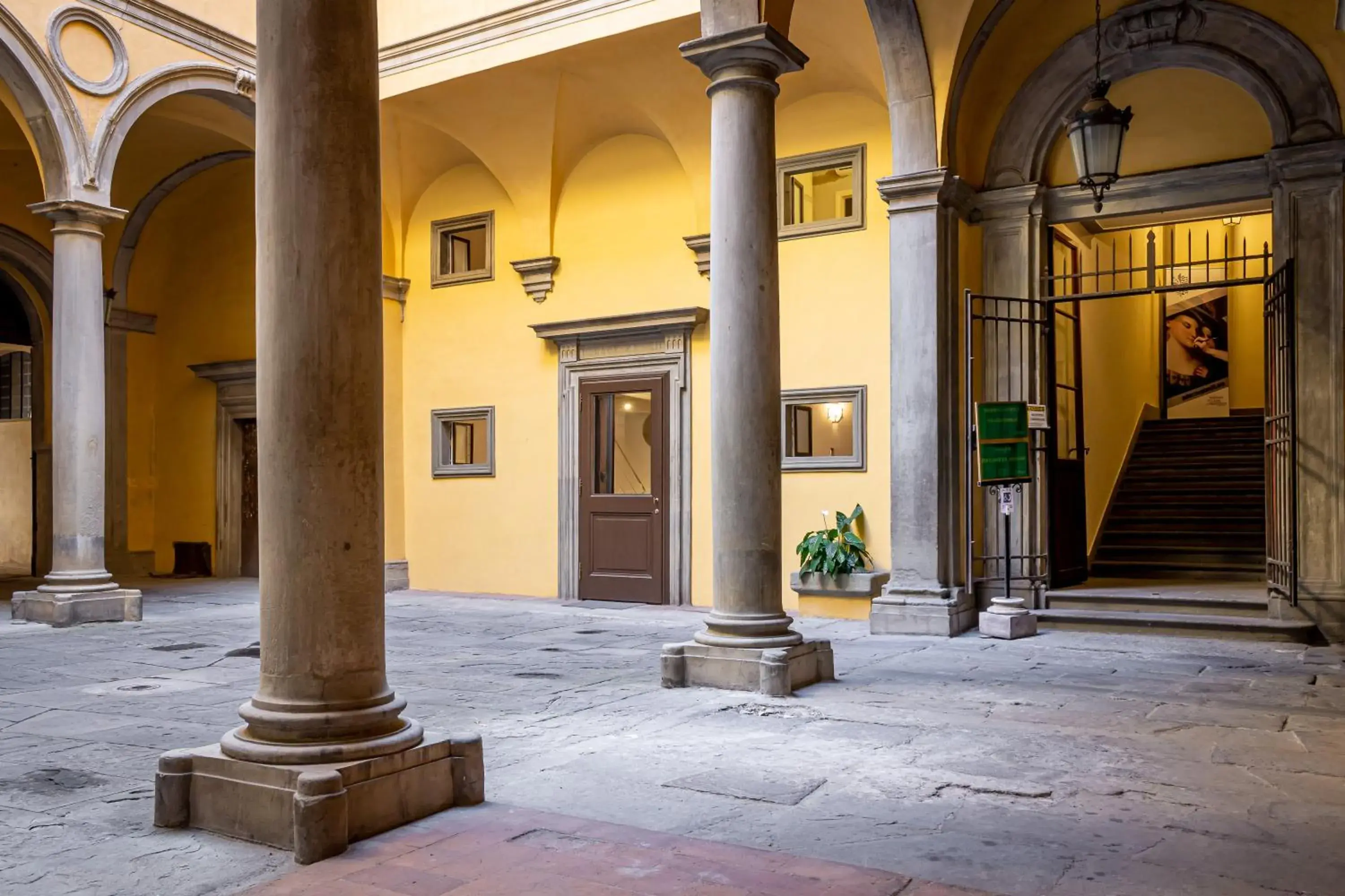 Inner courtyard view in Palazzo Ridolfi - Residenza d'Epoca