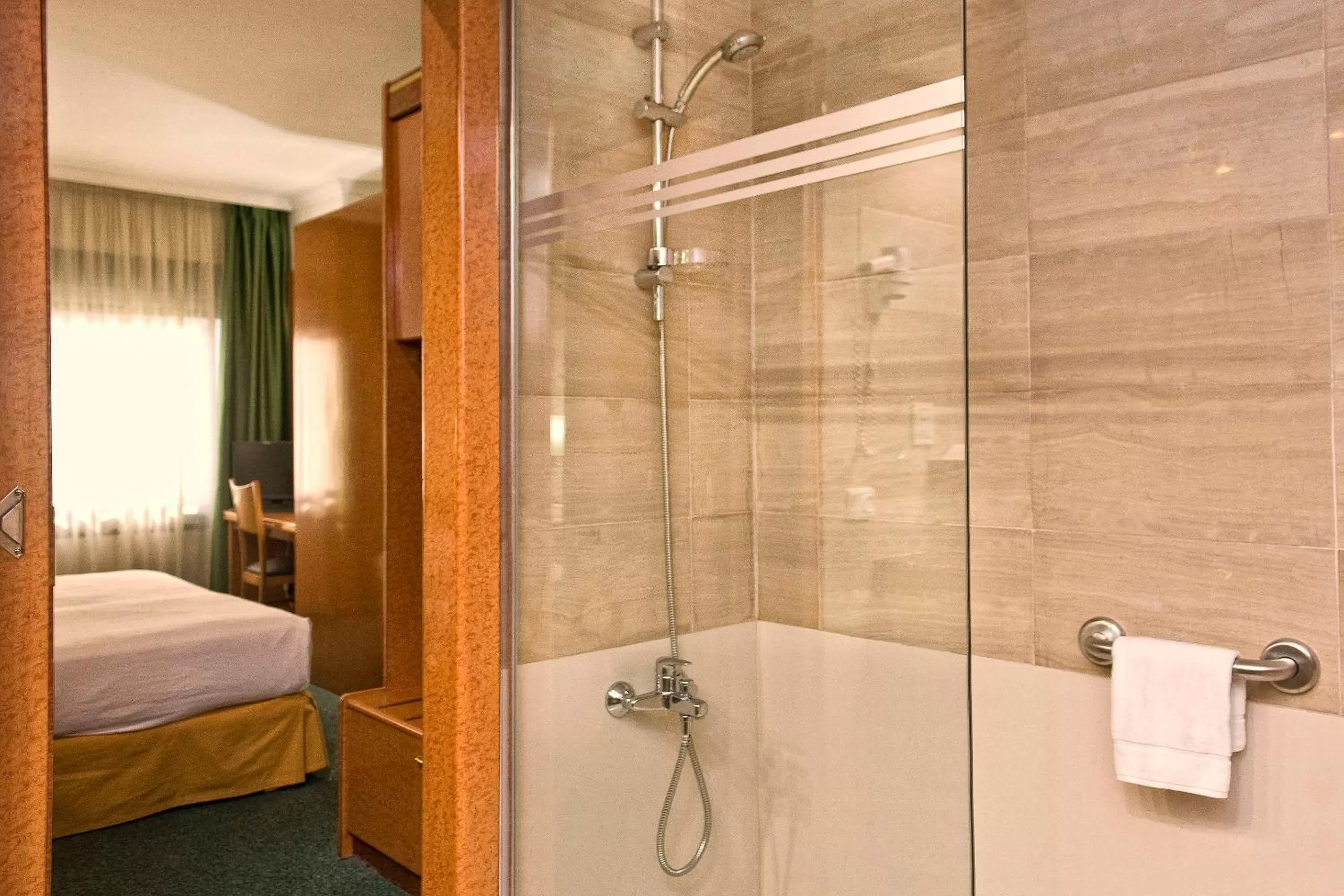 Shower, Bed in Acacia Suite