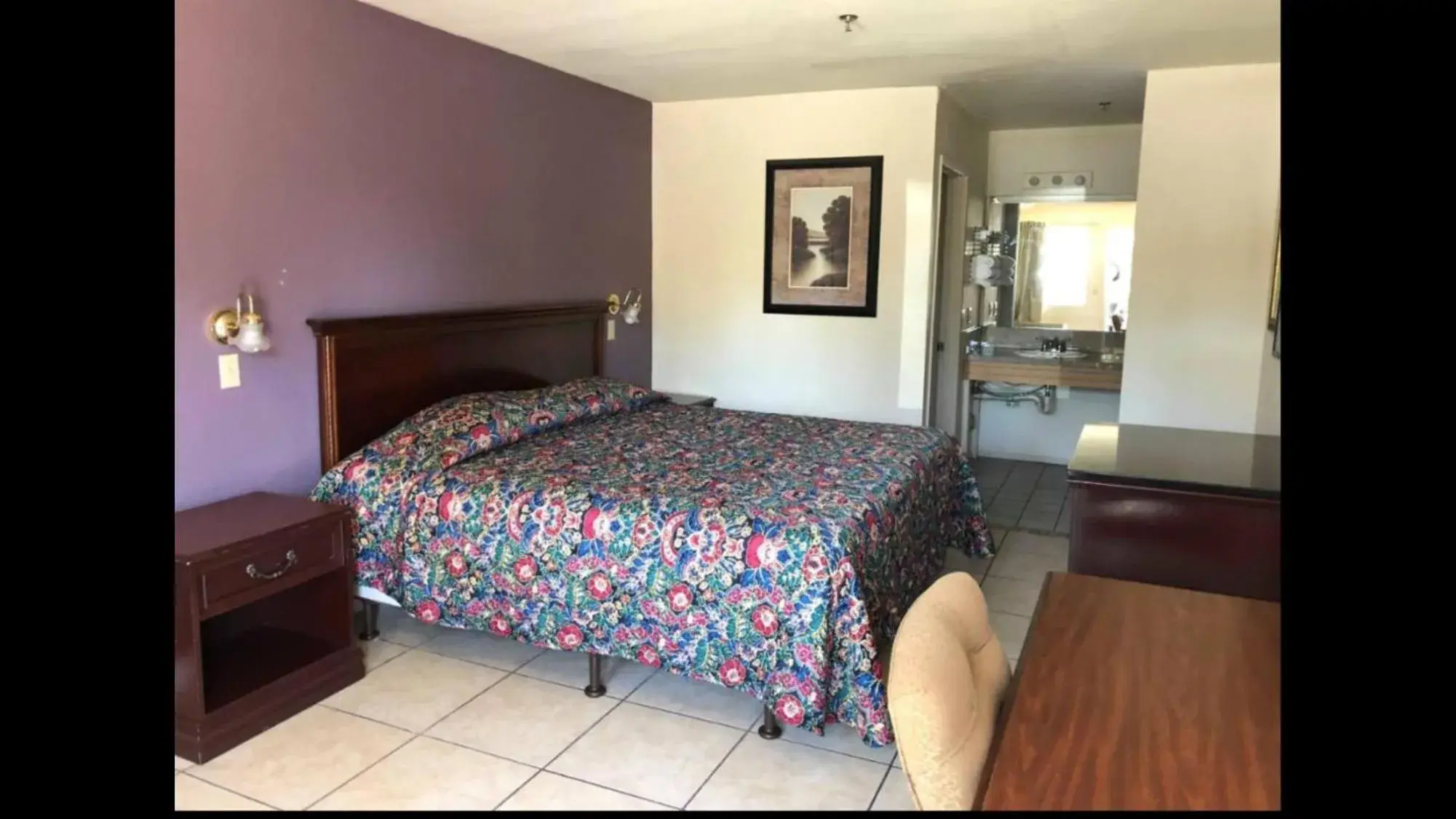 Photo of the whole room, Bed in SandPiper Motel - Los Angeles