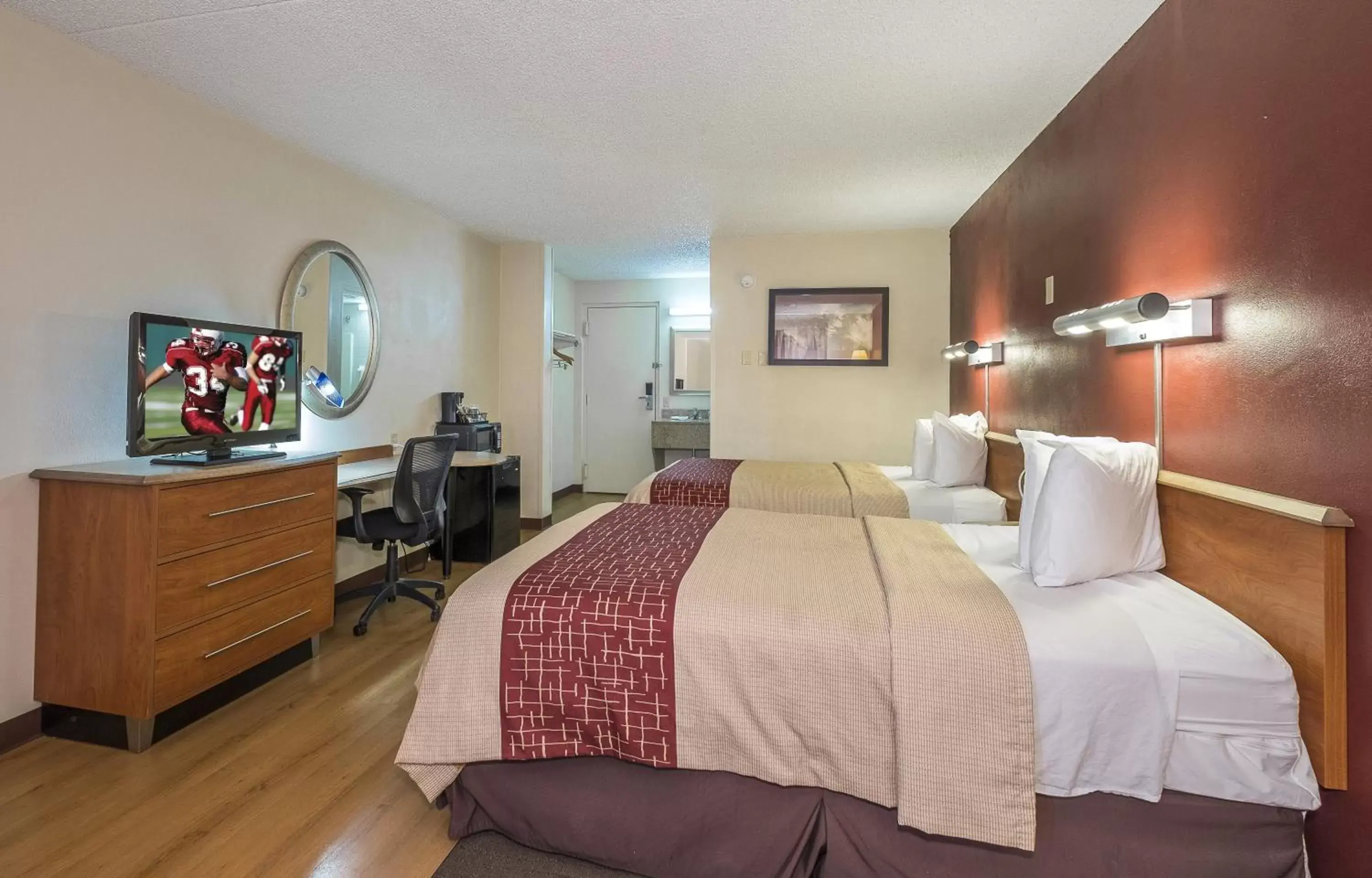 Photo of the whole room, Bed in Red Roof Inn & Suites Cleveland - Elyria
