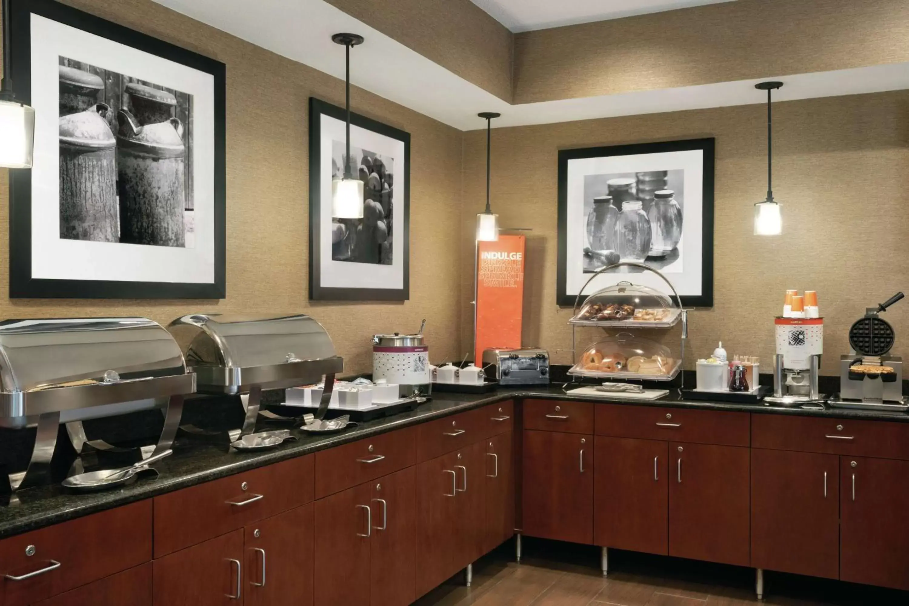 Breakfast, Kitchen/Kitchenette in Hampton Inn Chicago-Tinley Park