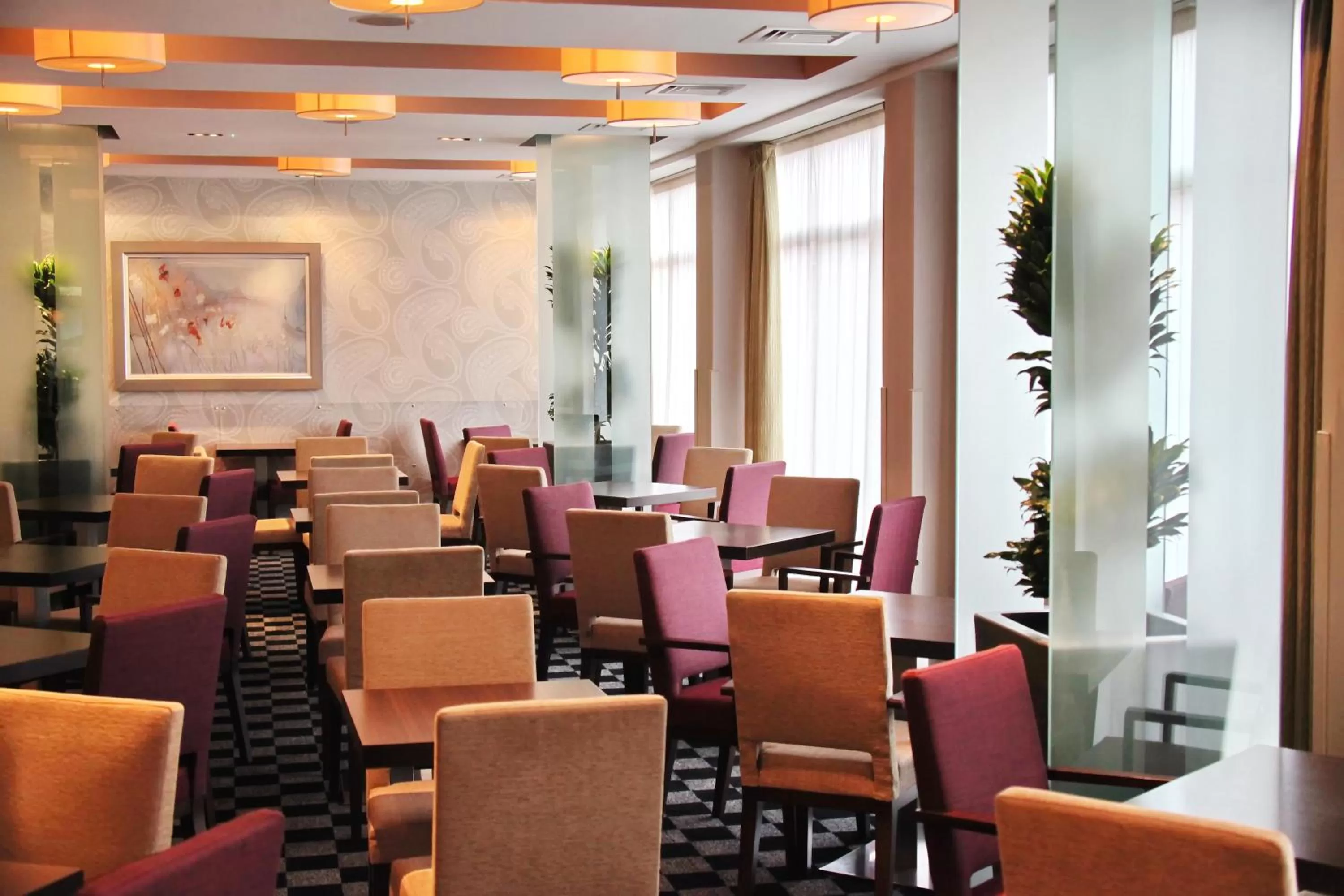Restaurant/places to eat in Holiday Inn Express Birmingham Redditch by IHG