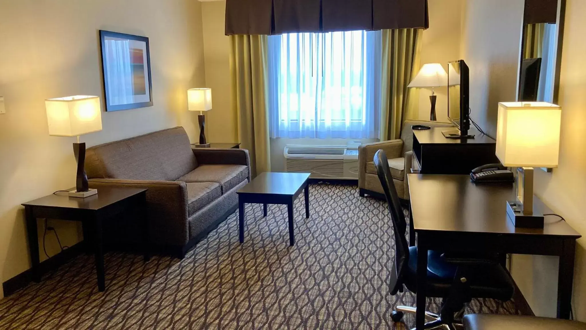 Photo of the whole room, Seating Area in Holiday Inn Express Hotel & Suites Edmond, an IHG Hotel