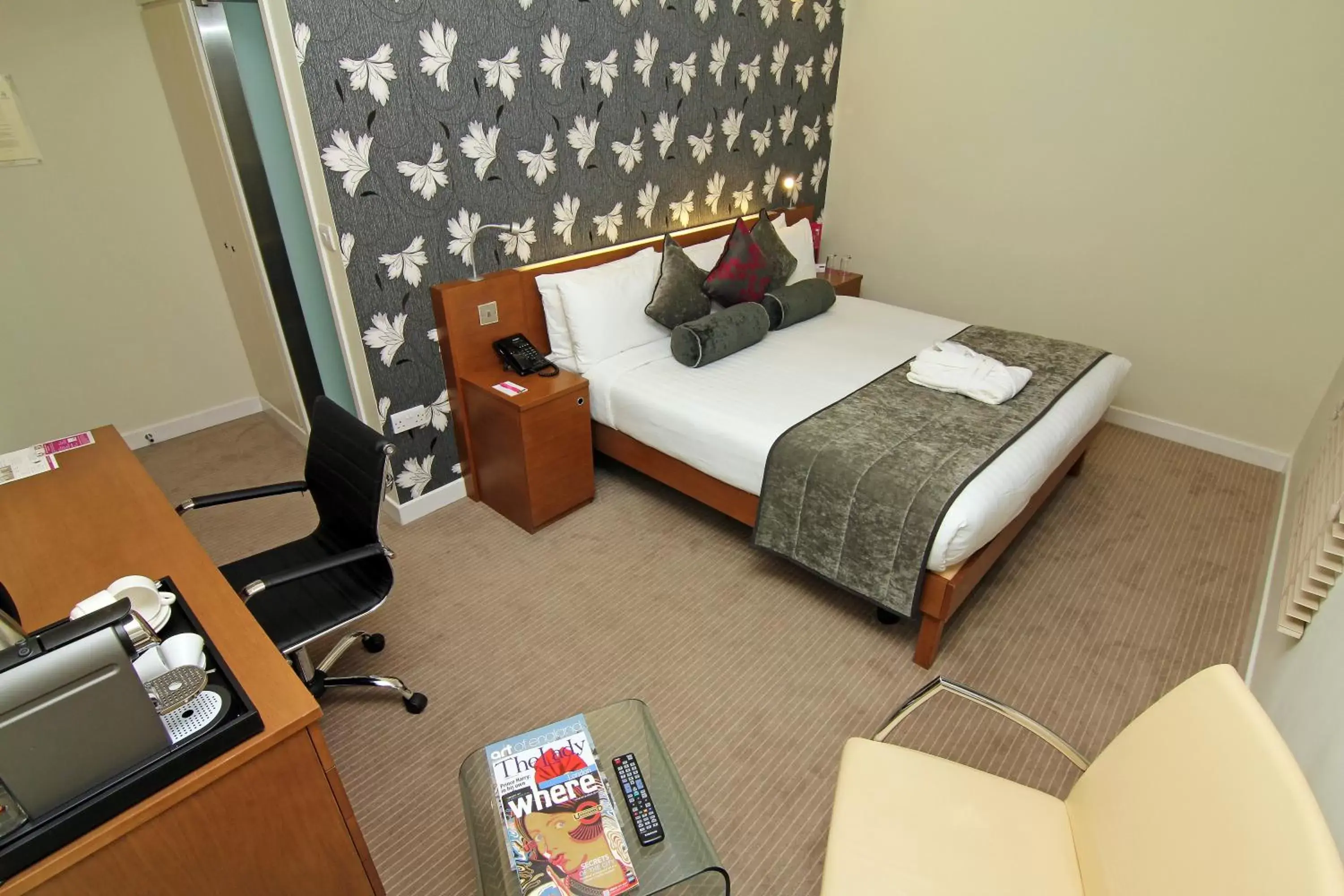 Photo of the whole room, Bed in Ambassadors Bloomsbury