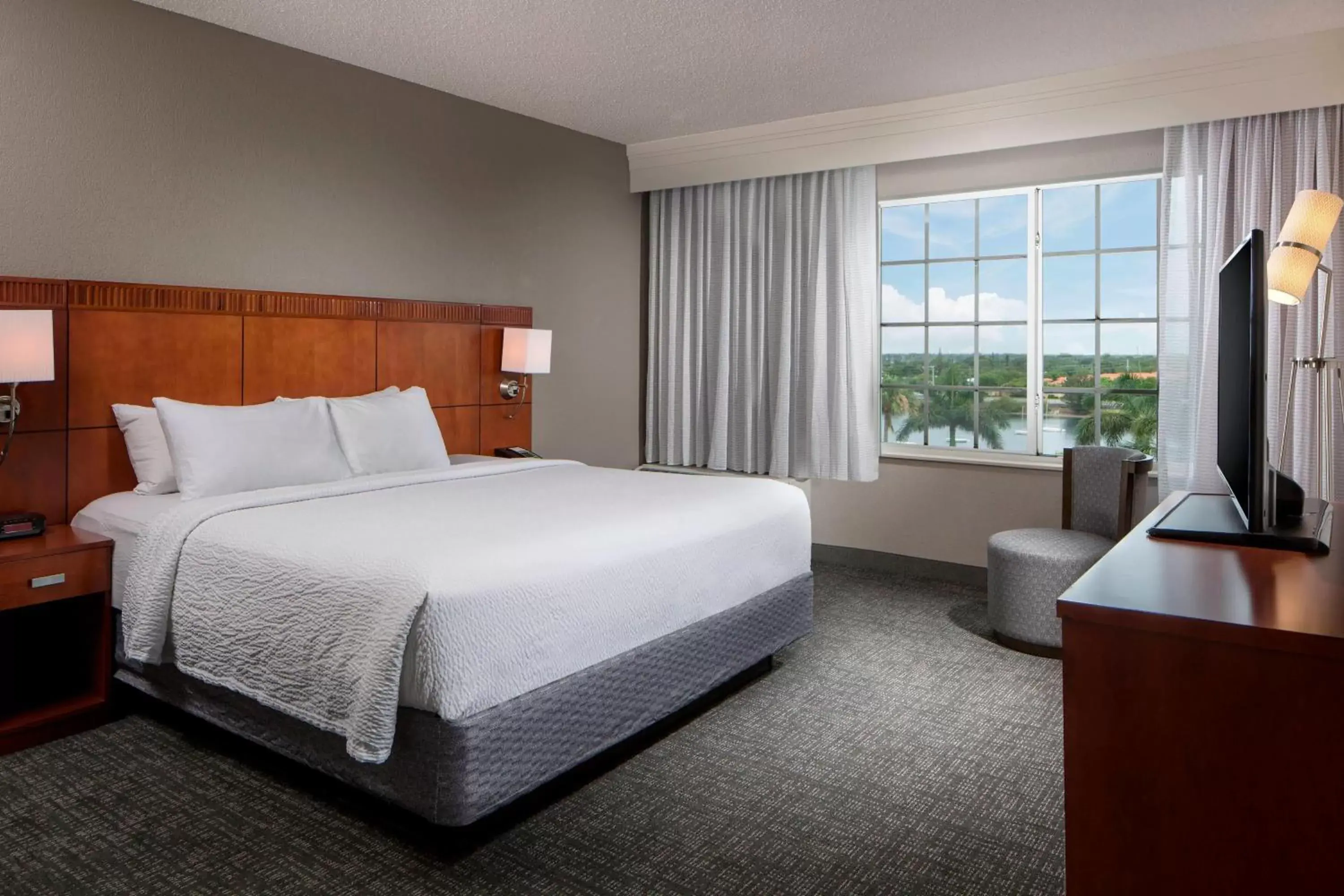 Bedroom, Bed in Courtyard by Marriott Fort Lauderdale Airport & Cruise Port