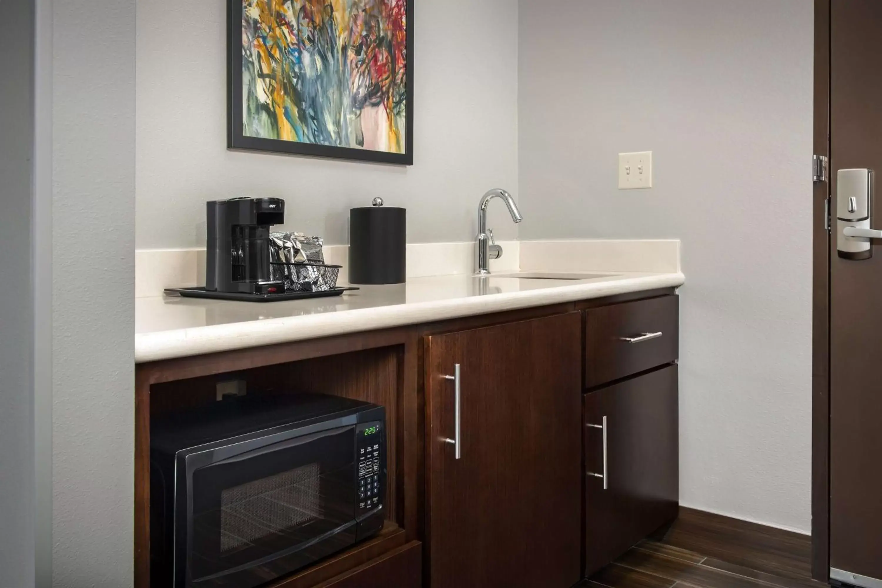 Photo of the whole room, Kitchen/Kitchenette in Hampton Inn & Suites Portland/Hillsboro-Evergreen Park