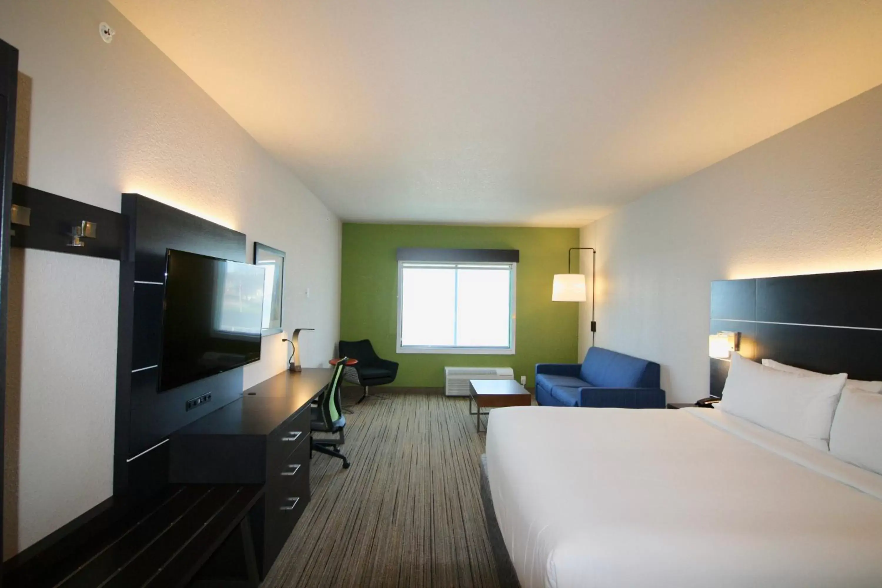 Photo of the whole room, TV/Entertainment Center in Holiday Inn Express & Suites - Kirksville - University Area, an IHG Hotel
