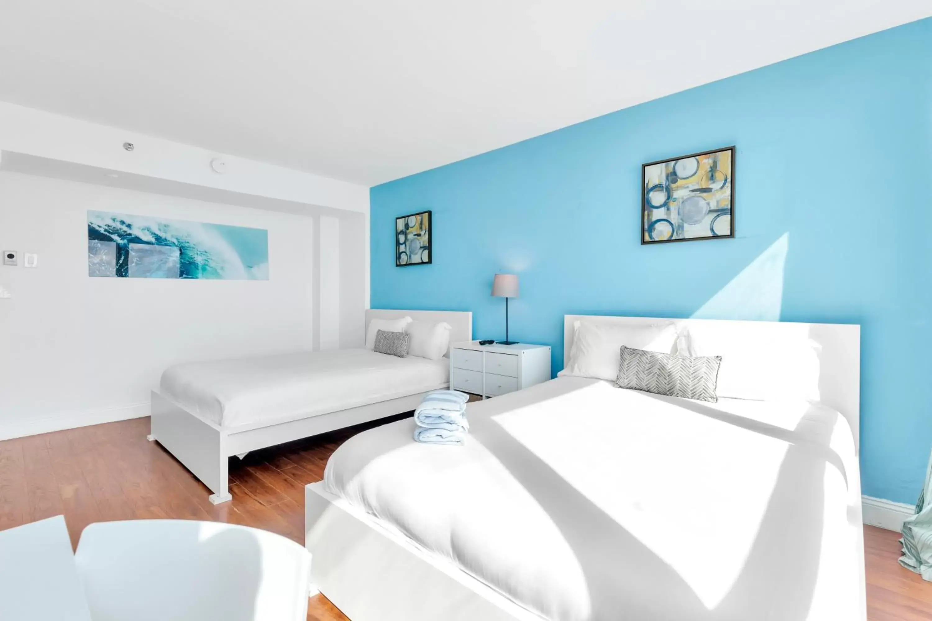 Ocean Studio, 2 Queen Beds in SeaStays Apartments