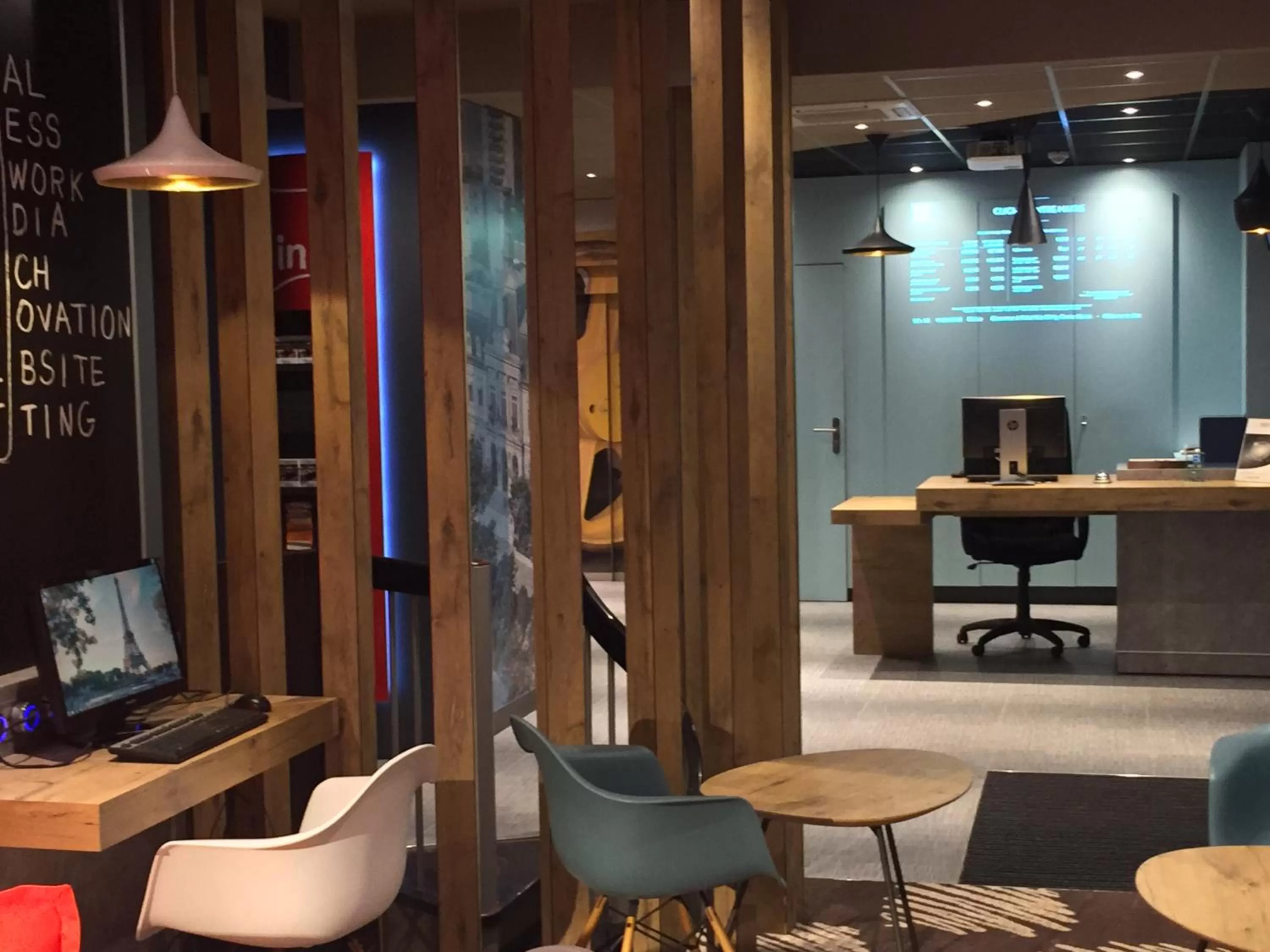 Communal lounge/ TV room in ibis Clichy Centre Mairie