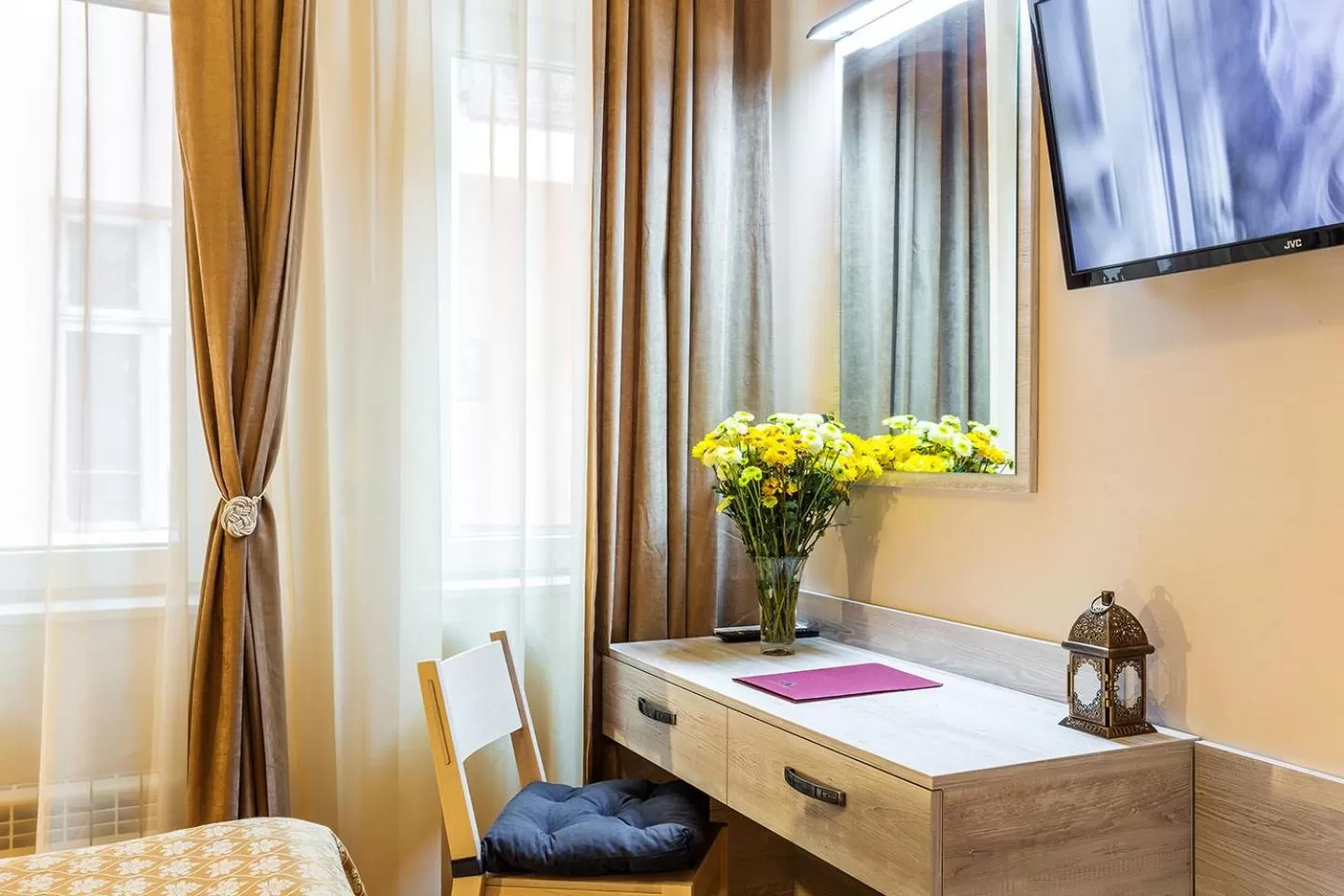 TV and multimedia in Sofia Place Hotel by HMG