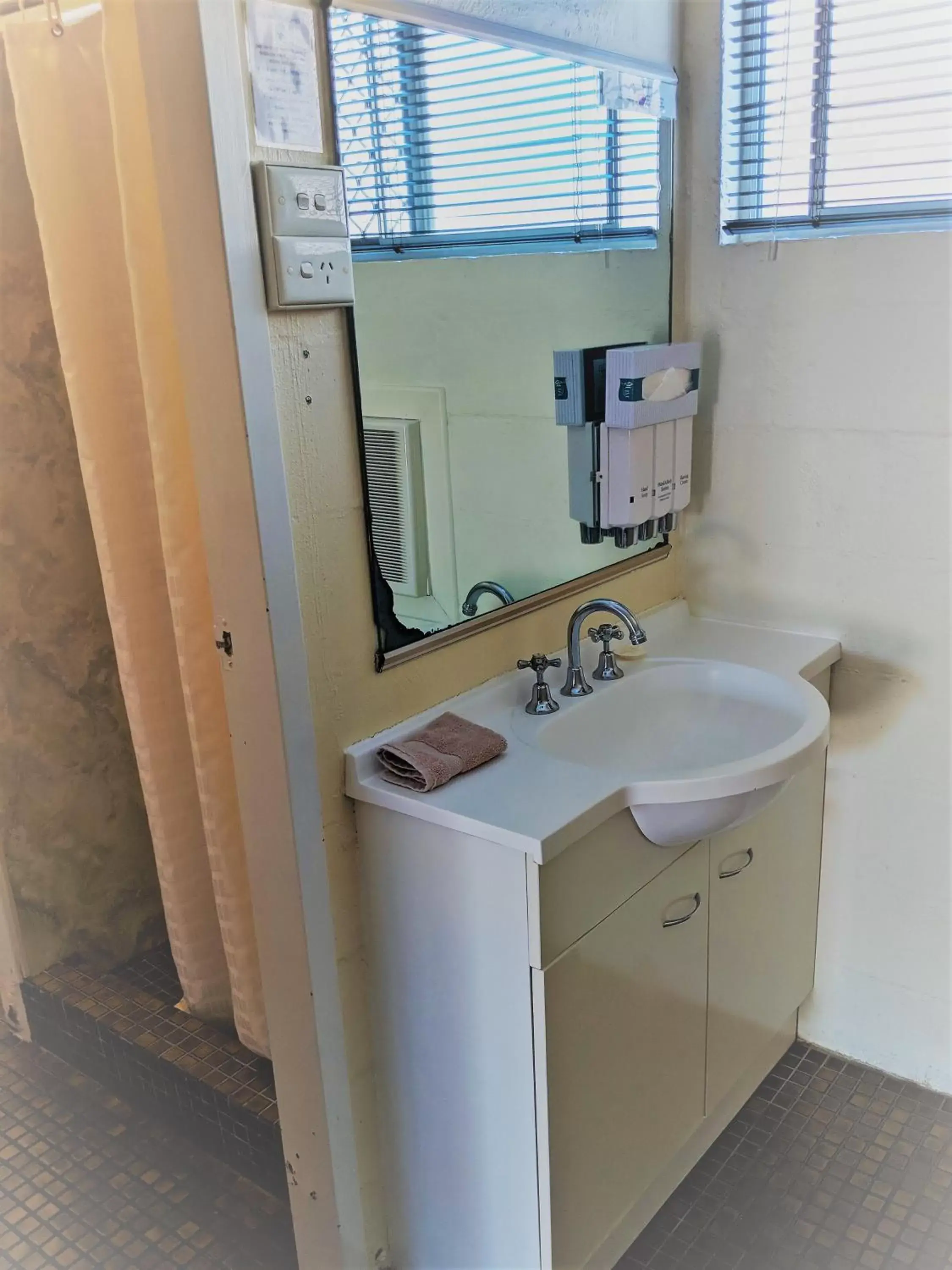 Bathroom in Miners Lodge Motor Inn
