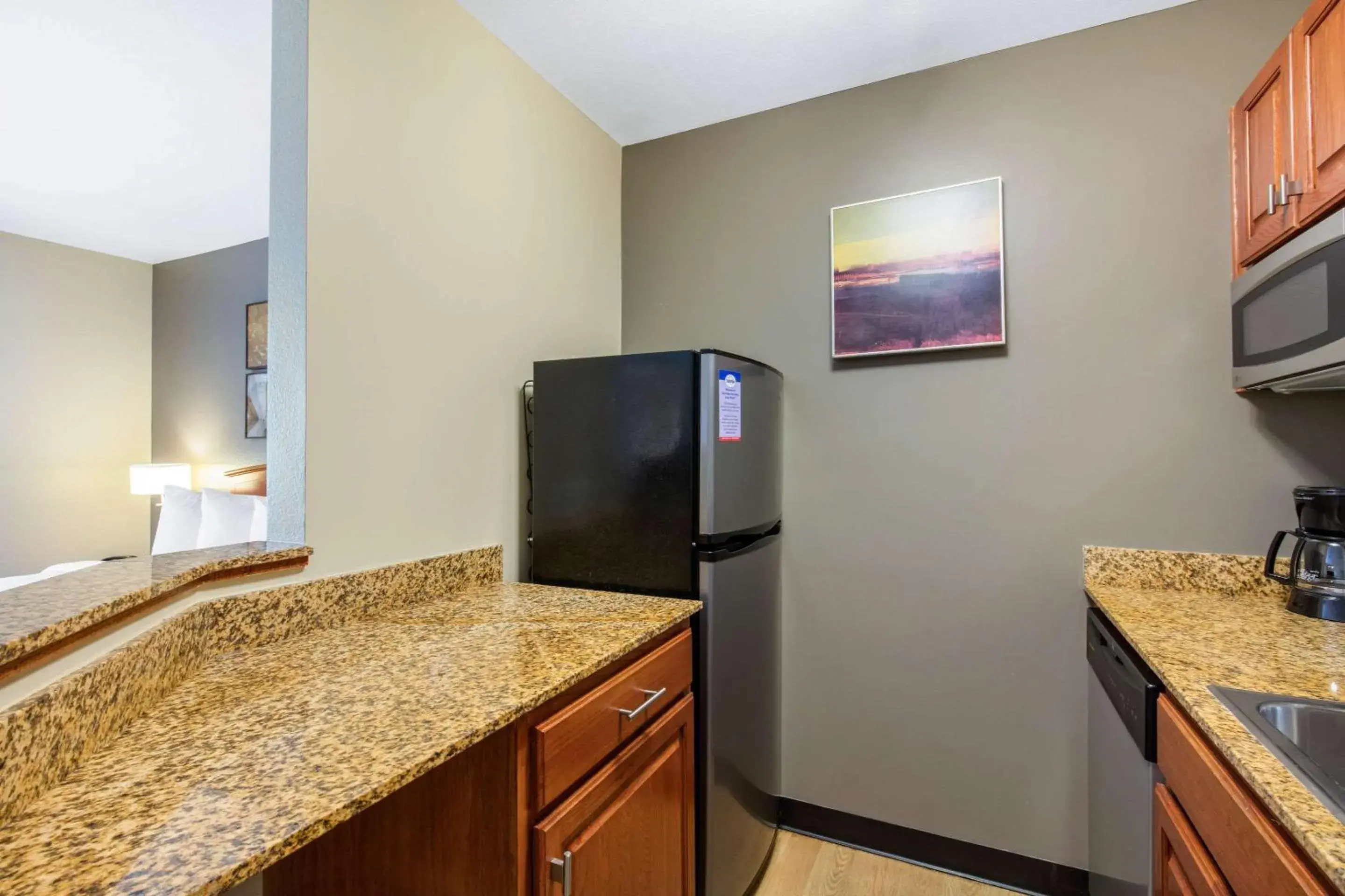 Efficiency Queen Suite - Non Smoking in Suburban Studios Birmingham Homewood I-65 Efficiency Queen Suite - Non Smoking in Suburban Studios Birmingham Homewood I-65