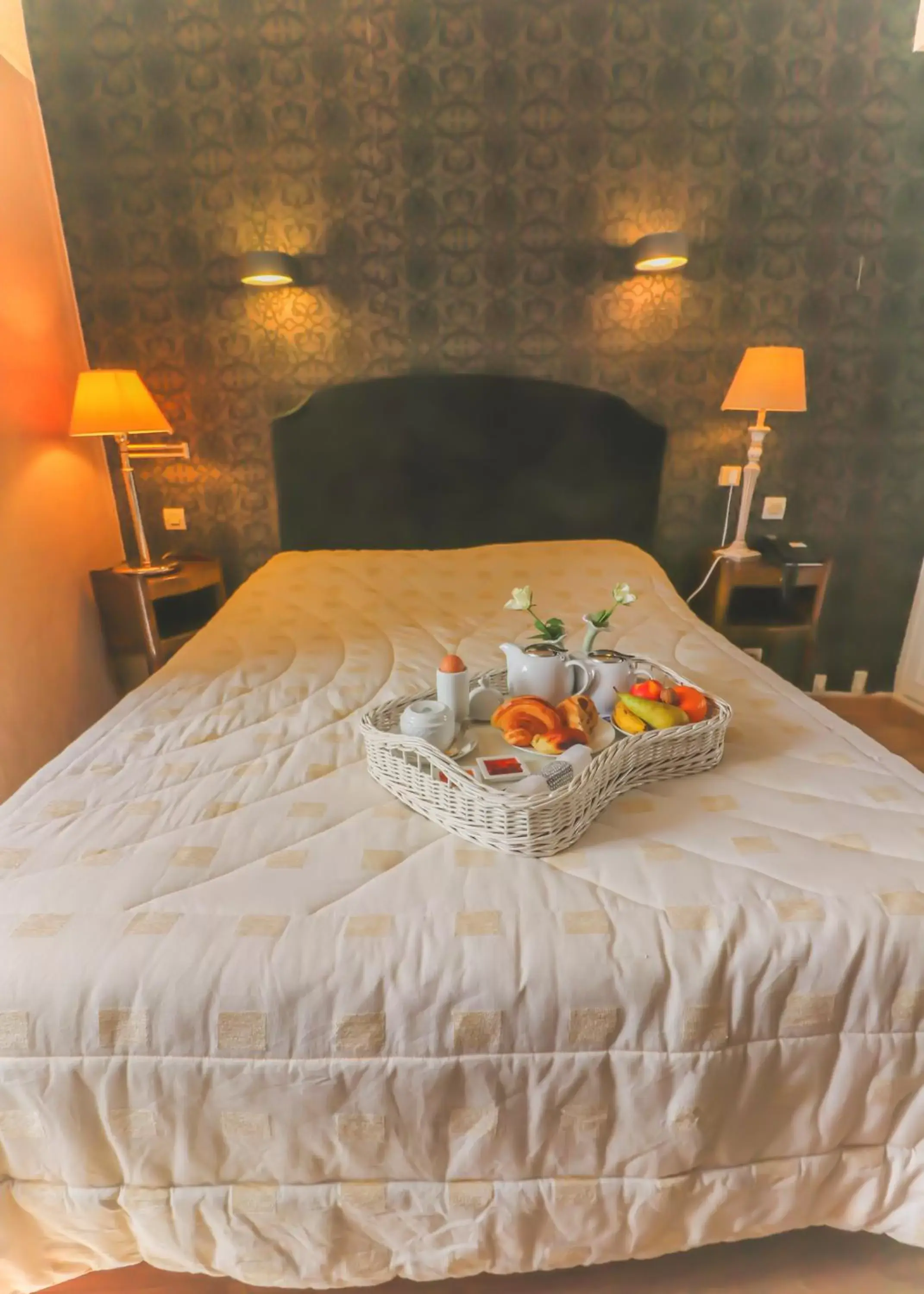 Bed in Hôtel De La Banniere De France