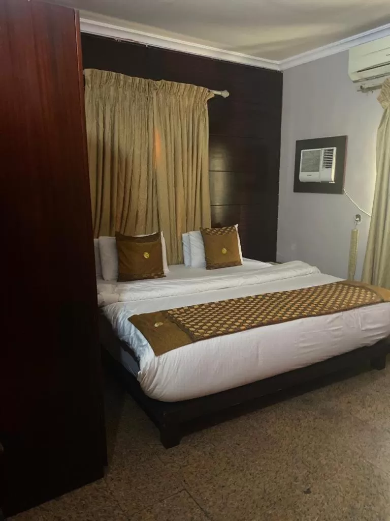 Bedroom, Bed in Galpin Suites