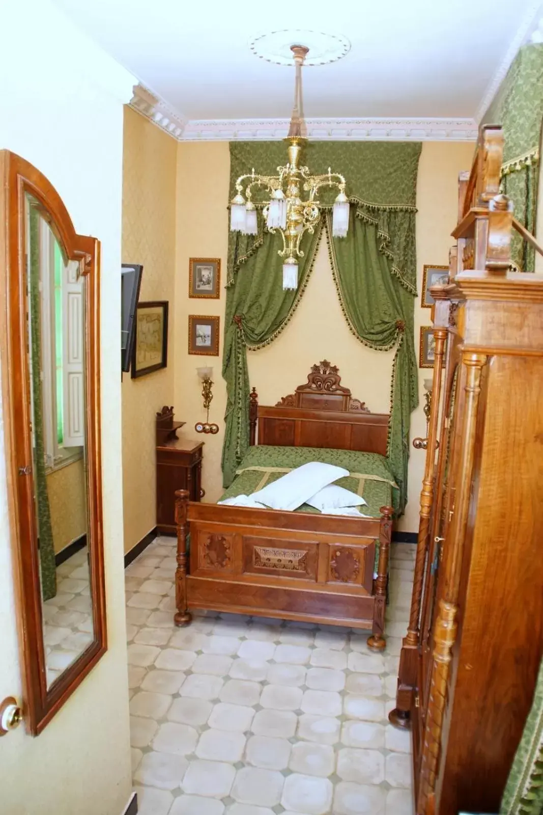 Photo of the whole room in Sitges Royal Rooms