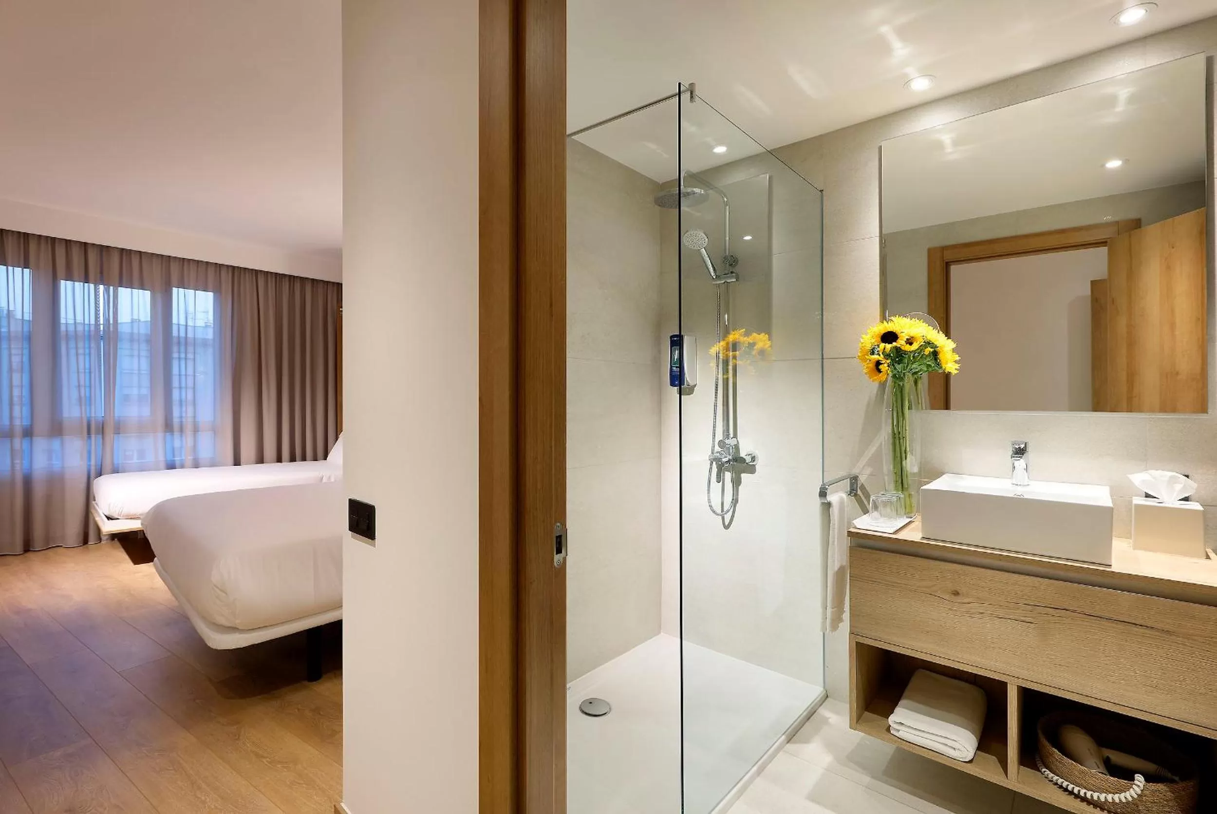 Bathroom, Bed in Hotel SB Corona Tortosa