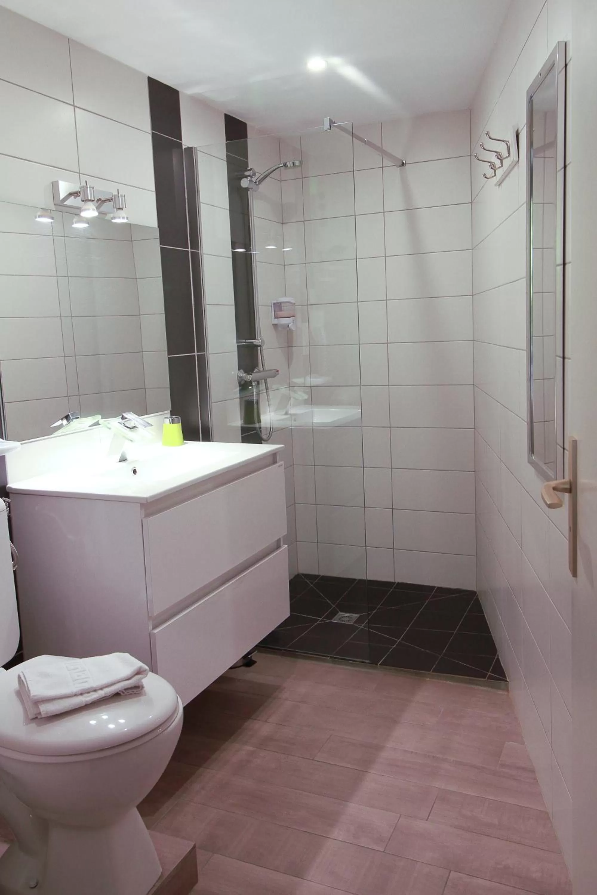 Bathroom in Hôtel La Couronne