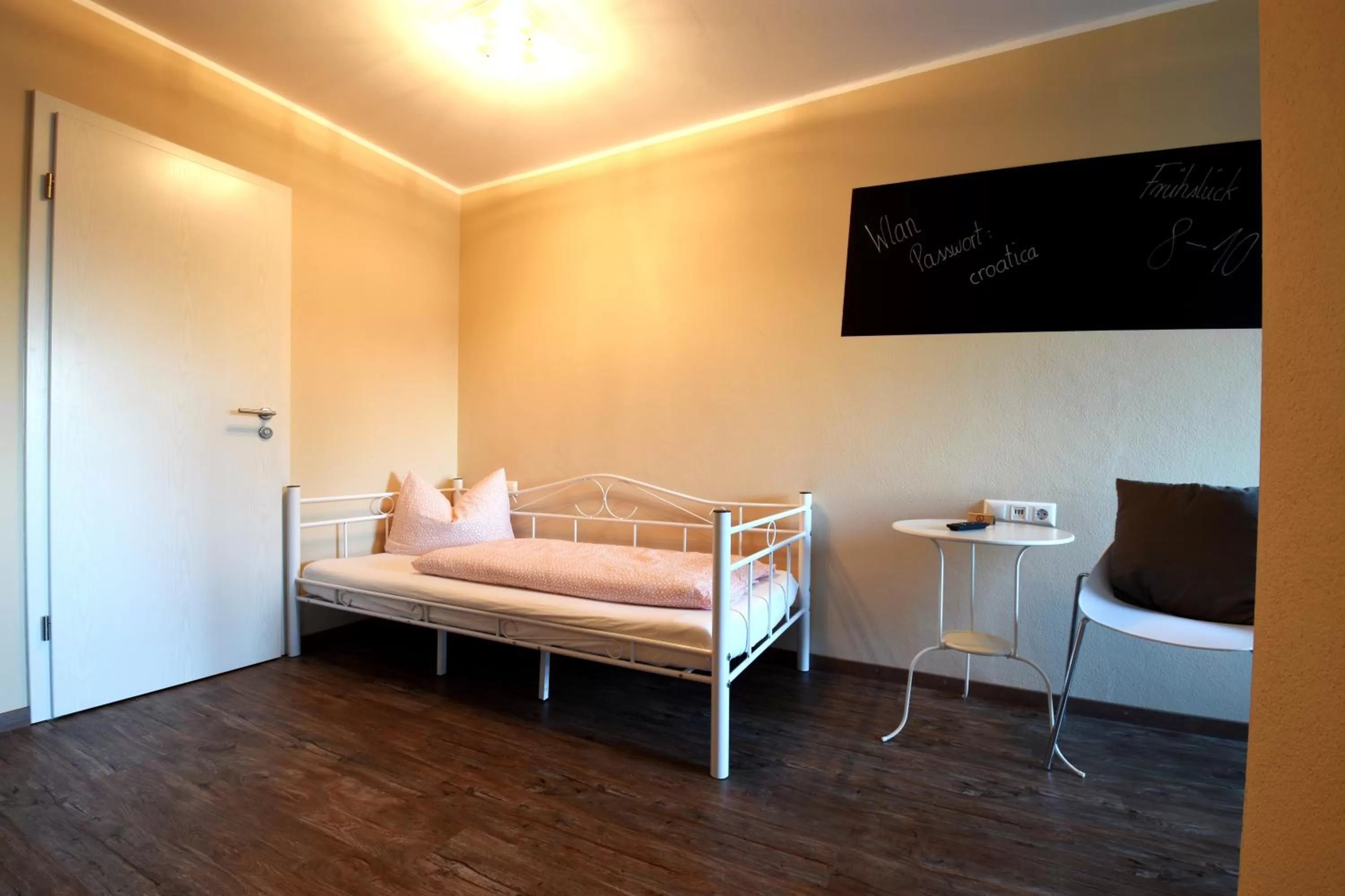 Photo of the whole room, Bed in Motel Füssen im Allgäu