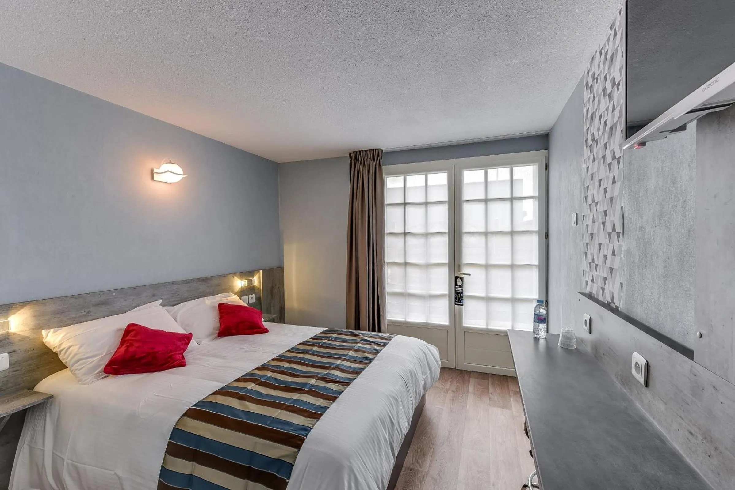 Bedroom, Bed in The Originals Access, Hotel Thouars