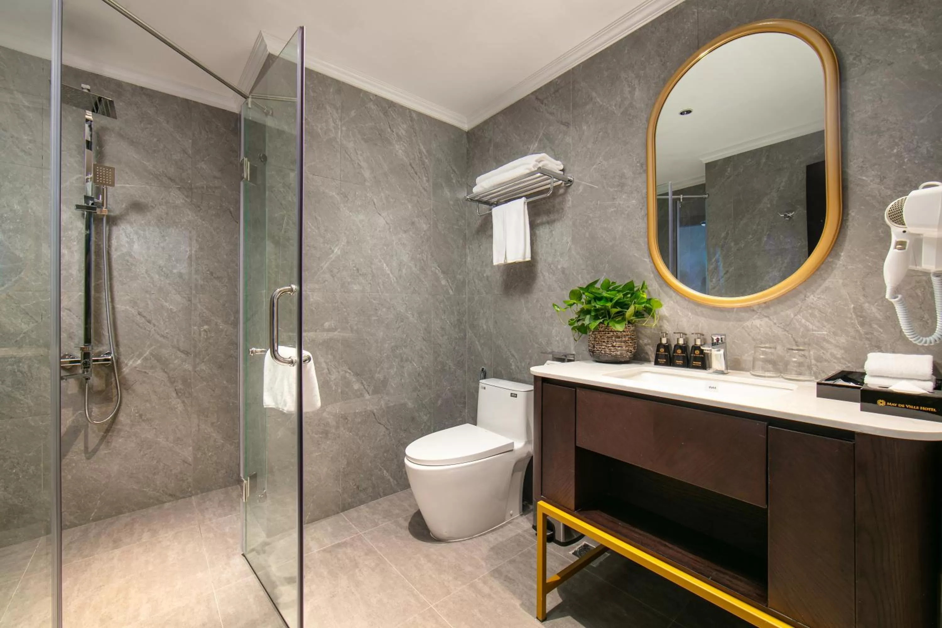 Shower in MAY DE VILLE Lakeside Hotel