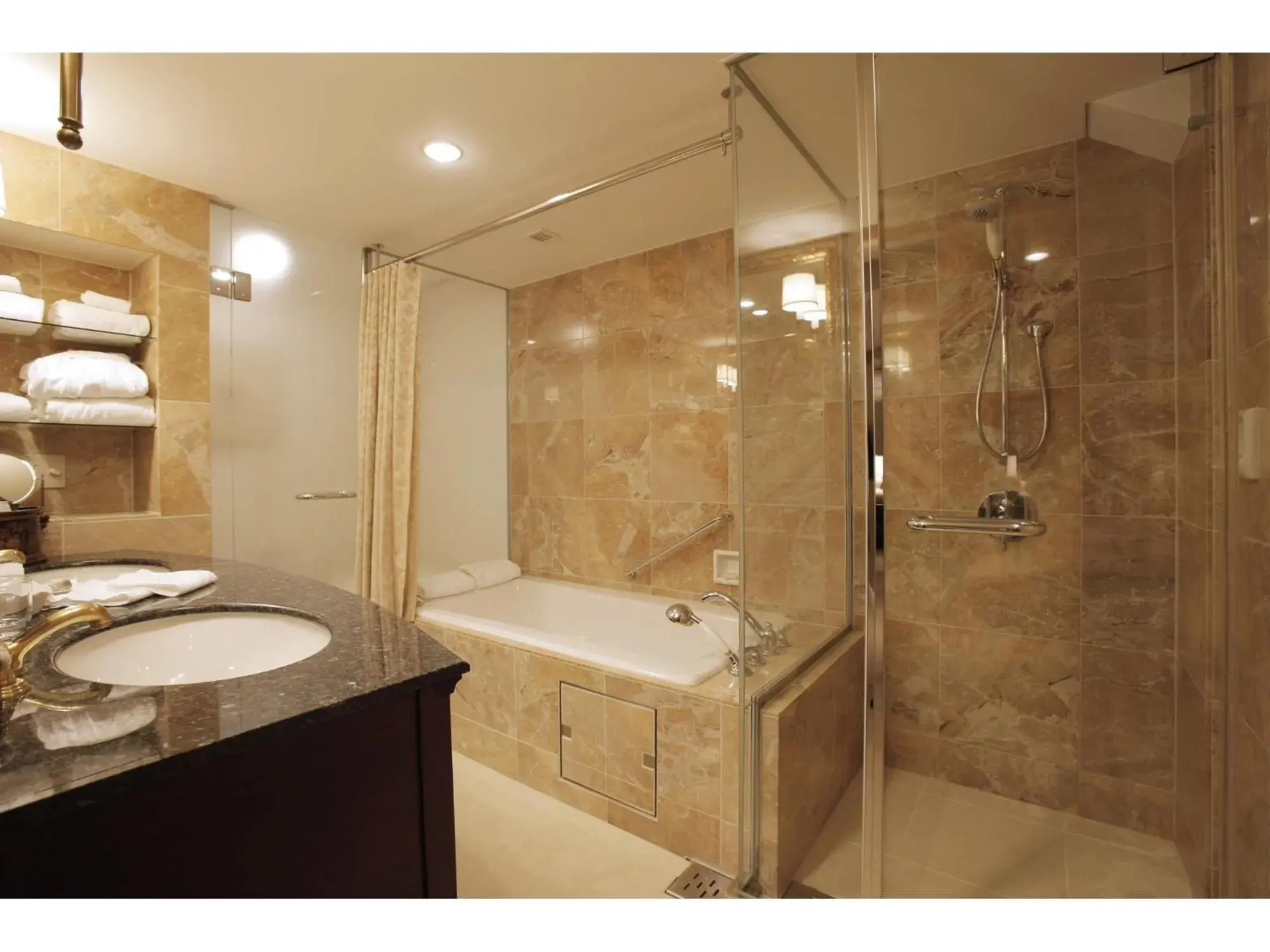 Bathroom in Hotel New Grand Bathroom in Hotel New Grand