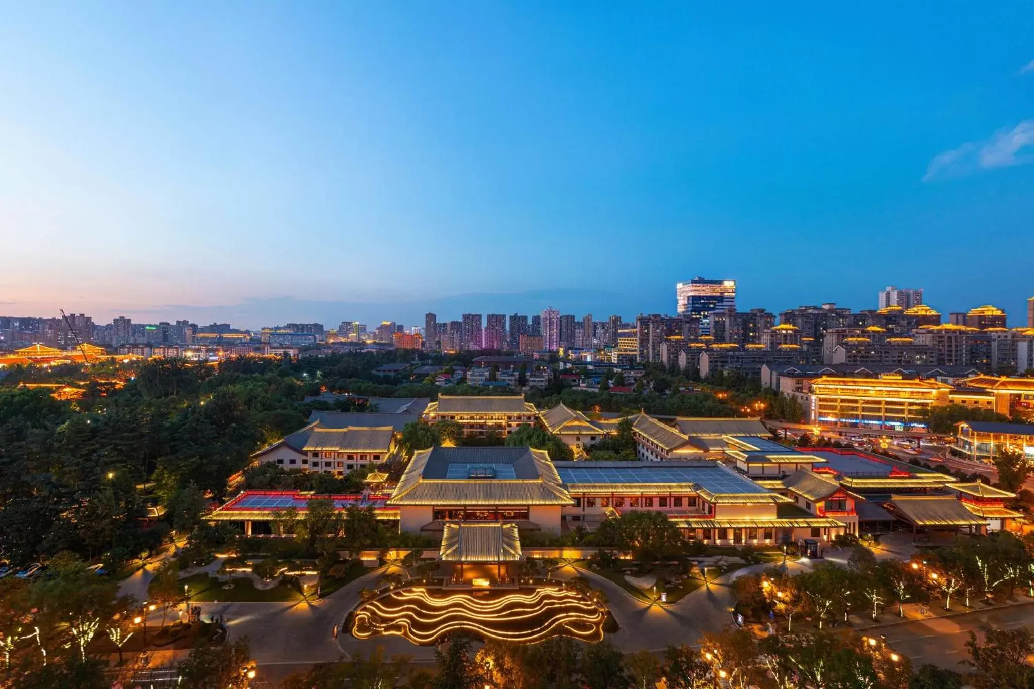 Property building in HUALUXE Xi'an Tanghua by IHG Property building in HUALUXE Xi'an Tanghua by IHG