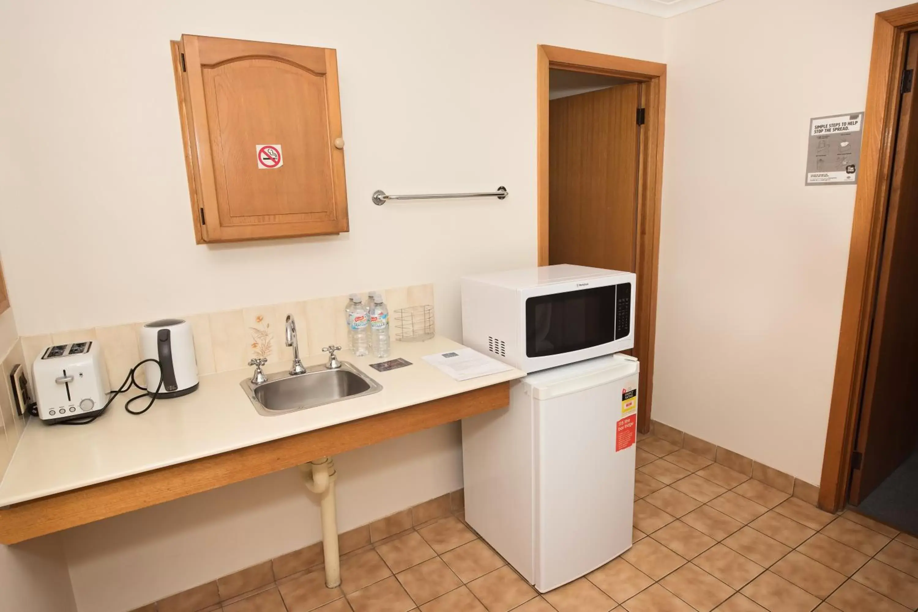 Kitchen/Kitchenette in Elm Court Motel