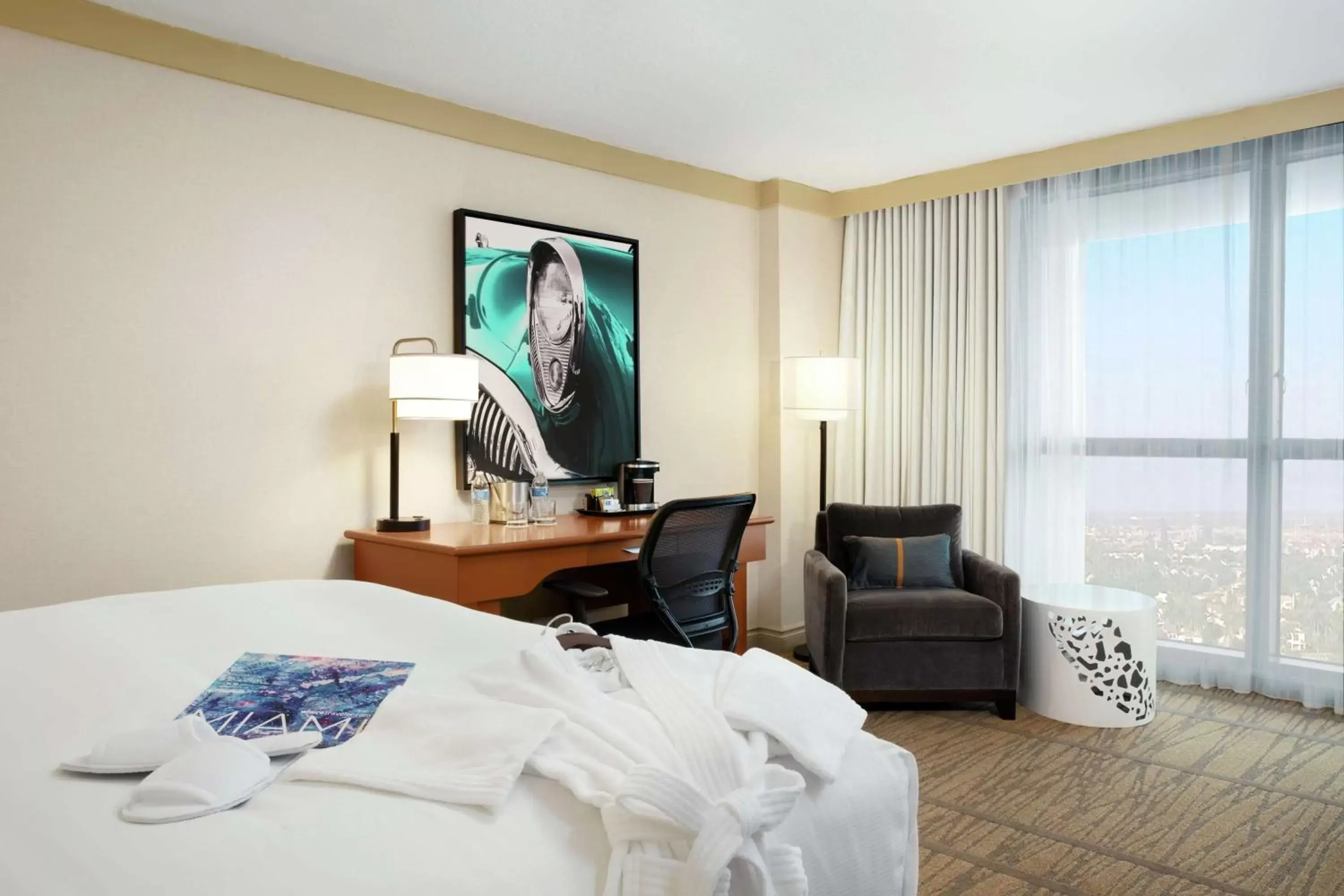 Bedroom, TV/Entertainment Center in DoubleTree by Hilton Hotel Miami Airport & Convention Center
