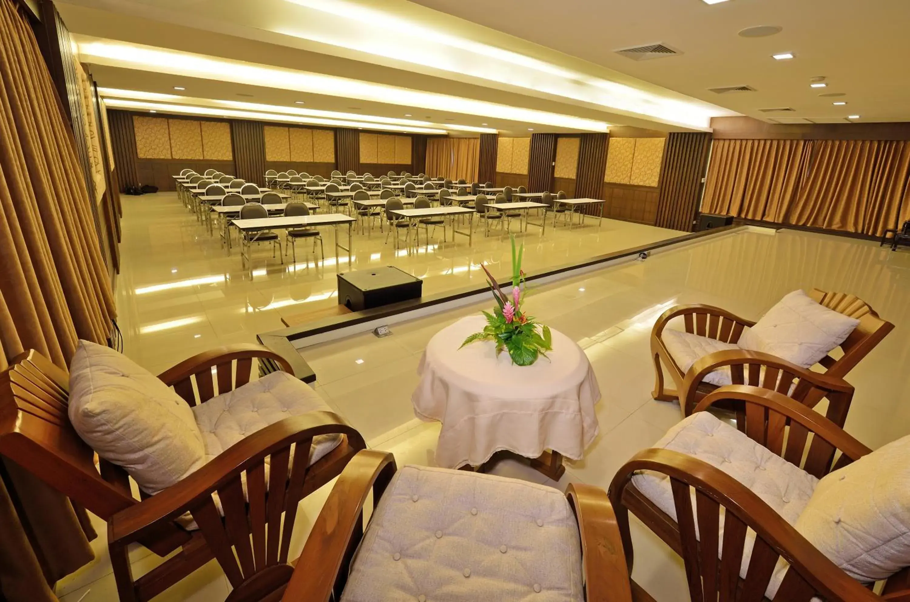 Business facilities, Restaurant/Places to Eat in Srisuksant Resort