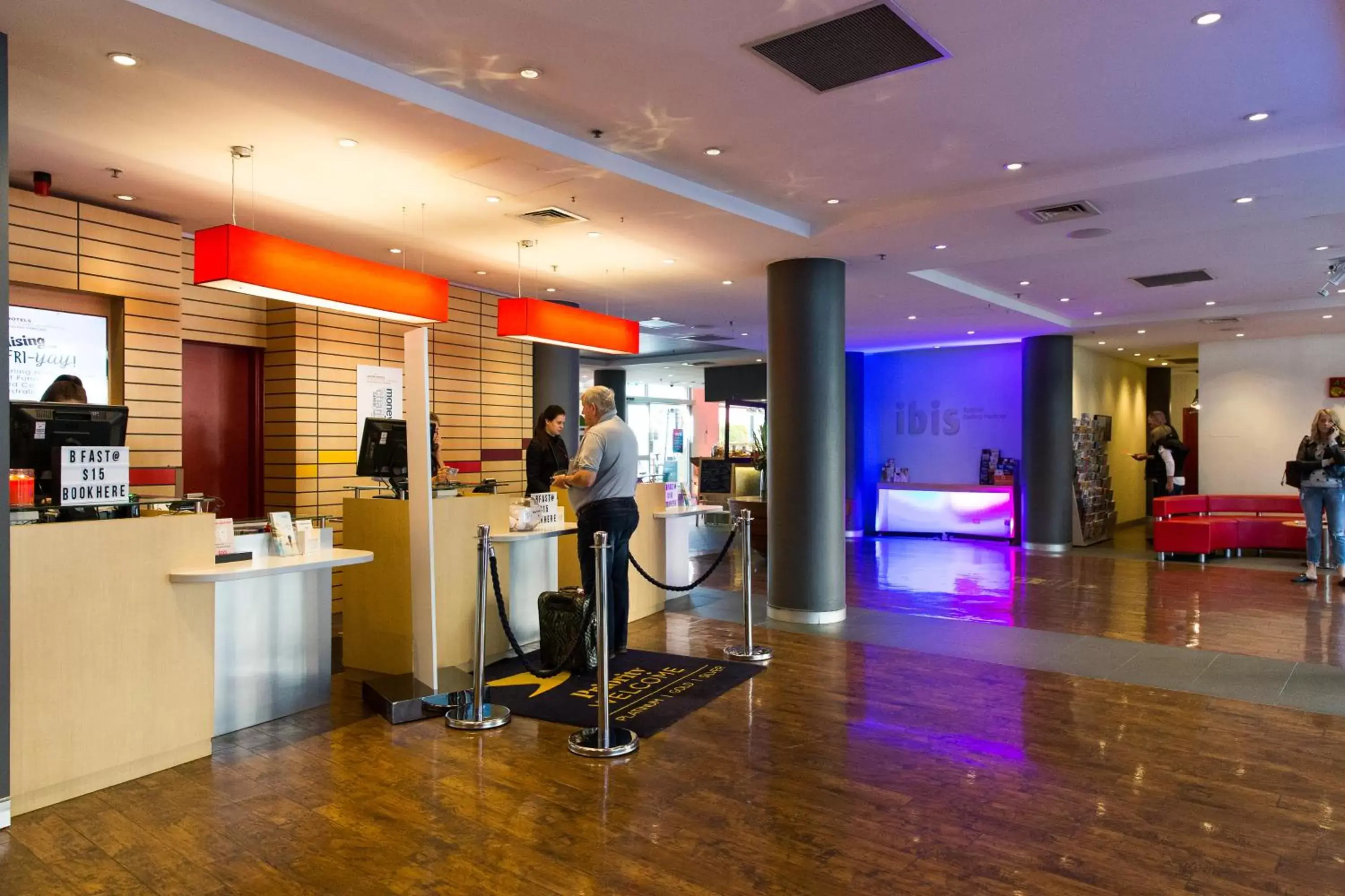 Lobby or reception in ibis Sydney Darling Harbour