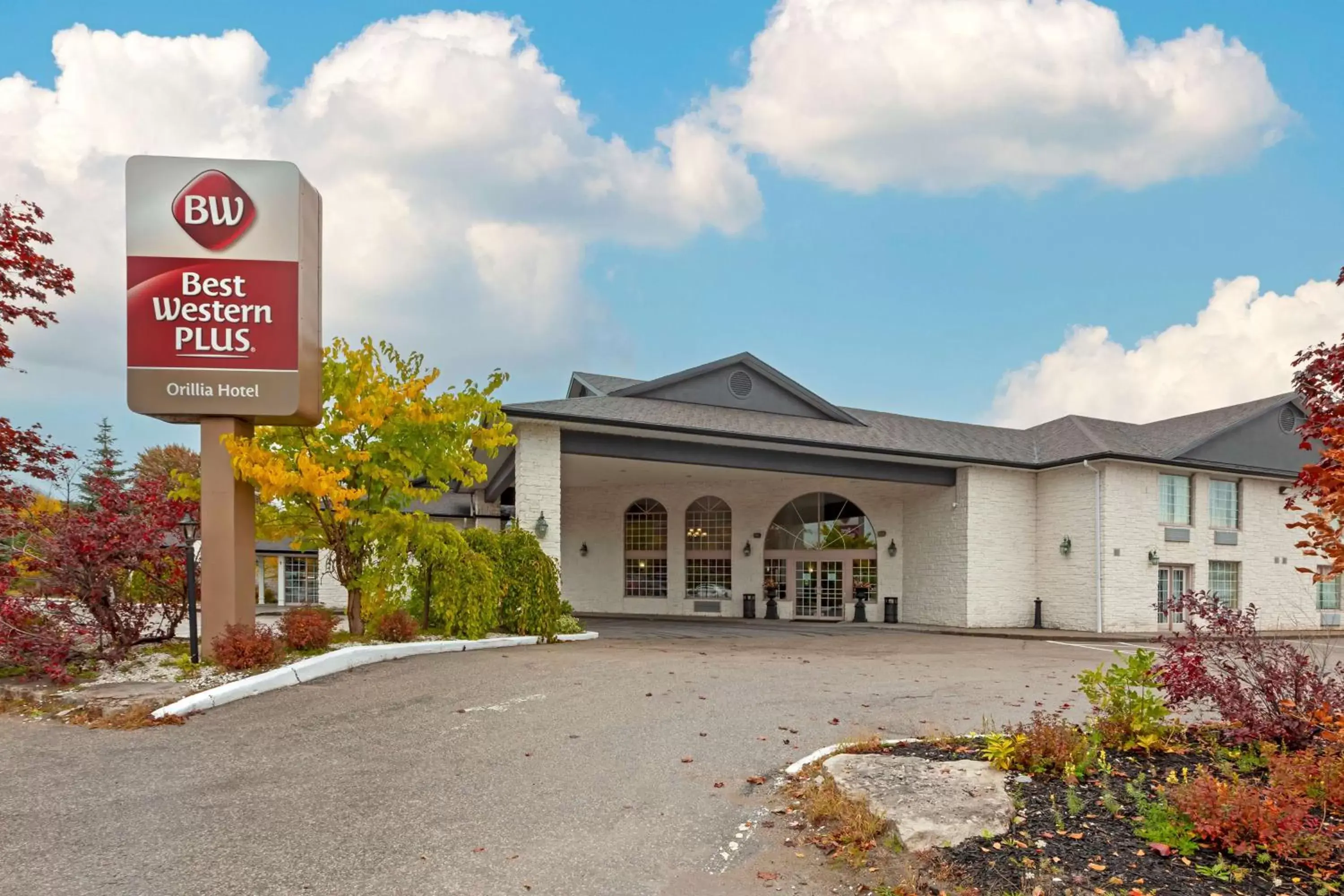 Property Building in Best Western Plus Orillia Hotel Property Building in Best Western Plus Orillia Hotel