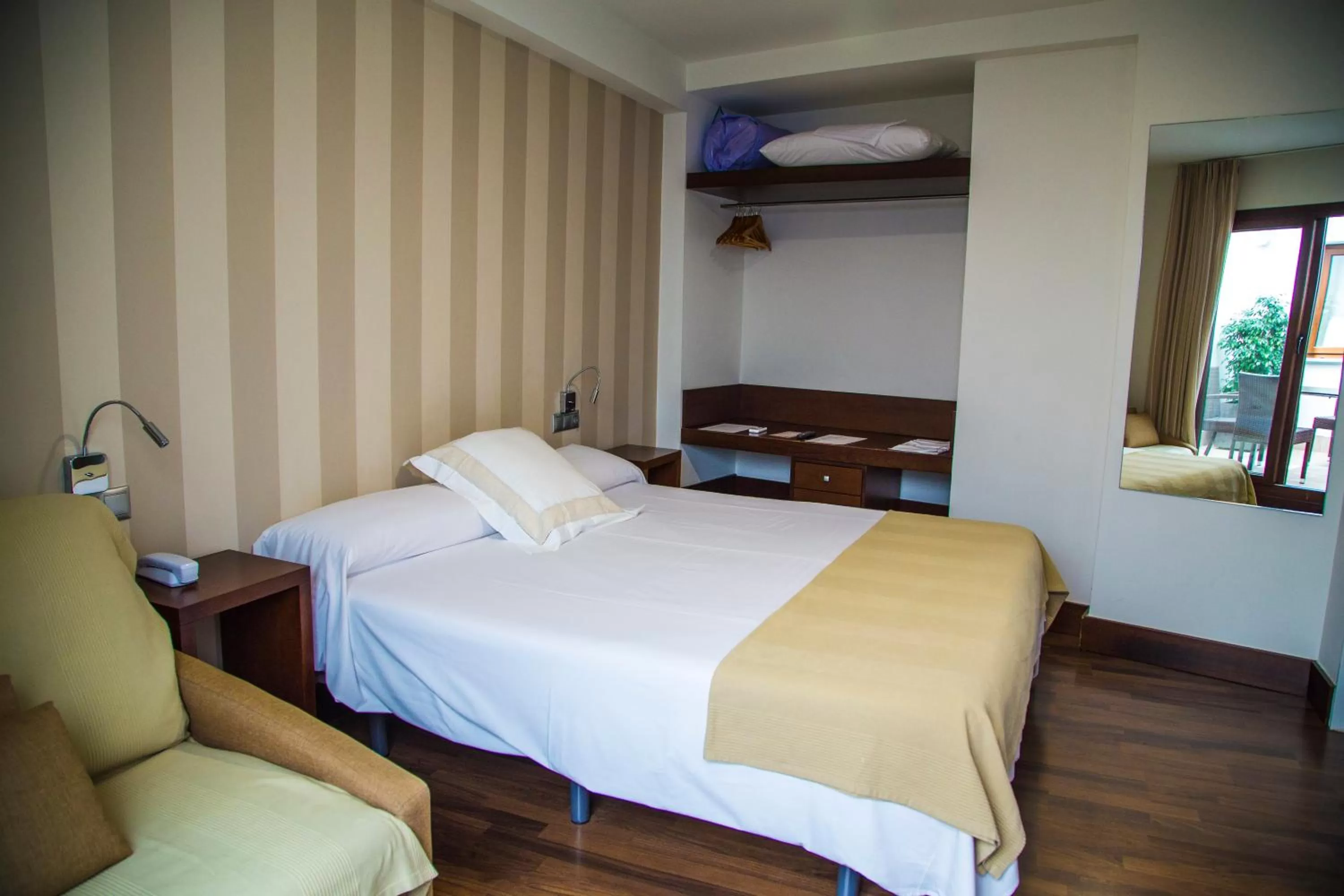 Photo of the whole room, Bed in Cordoba Carpe Diem