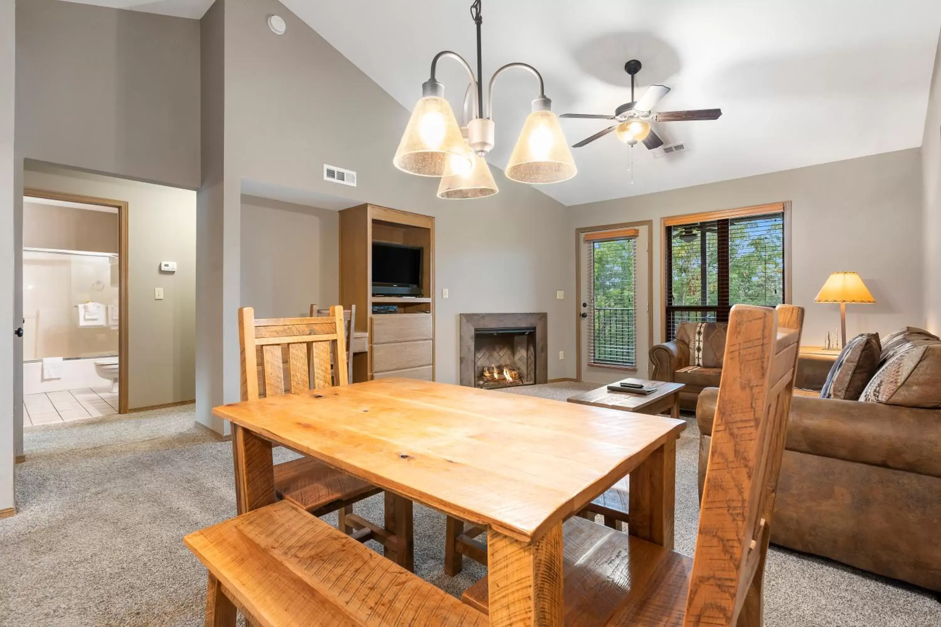 Dining Area in Table Rock Resorts at Indian Point