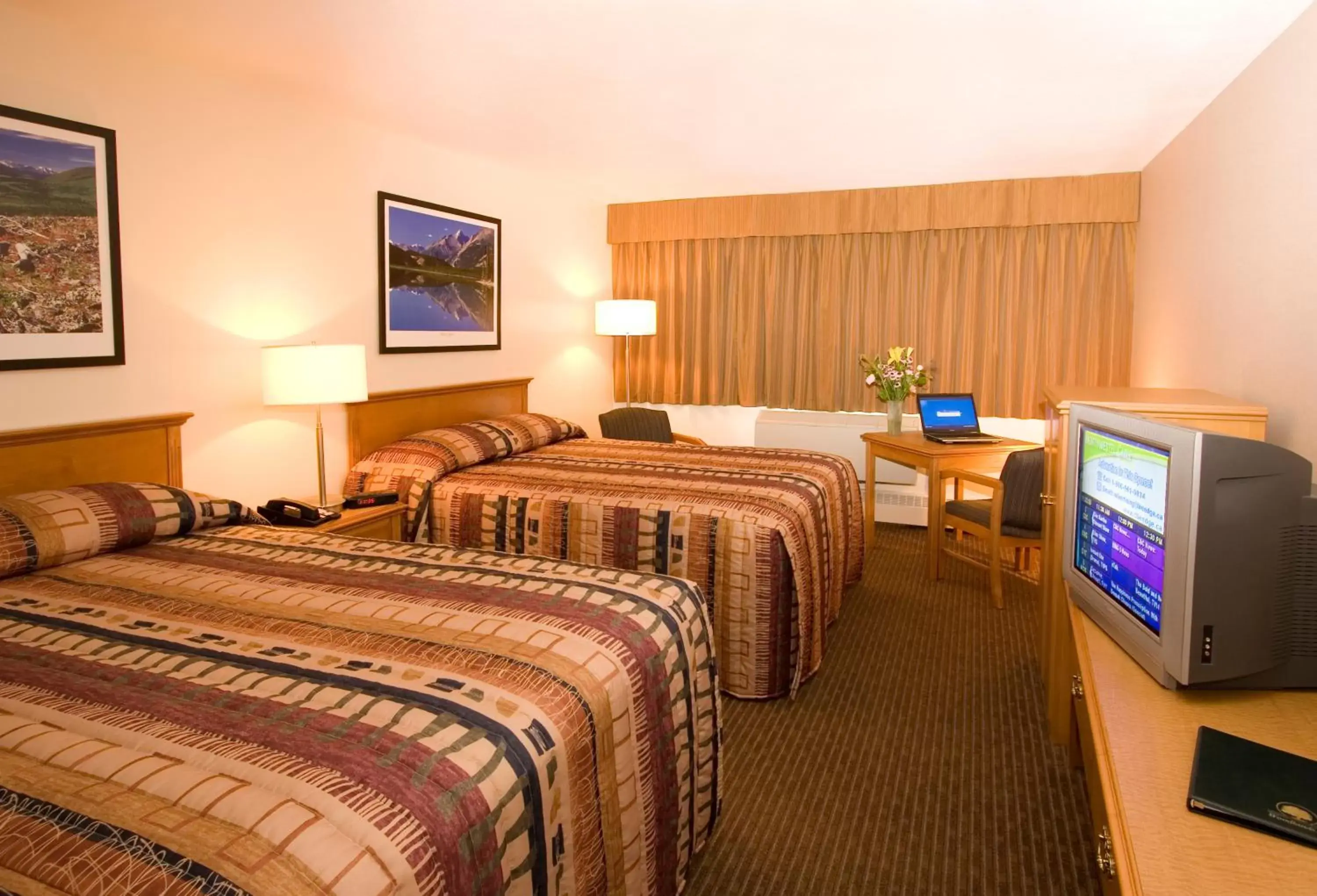 Bedroom, Bed in Woodlands Inn & Suites