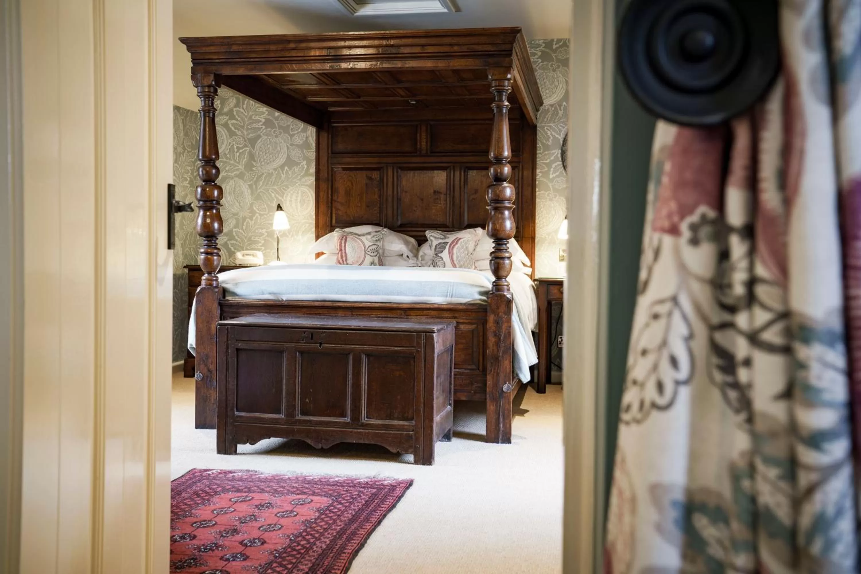 Bed in The Bear Of Rodborough Hotel