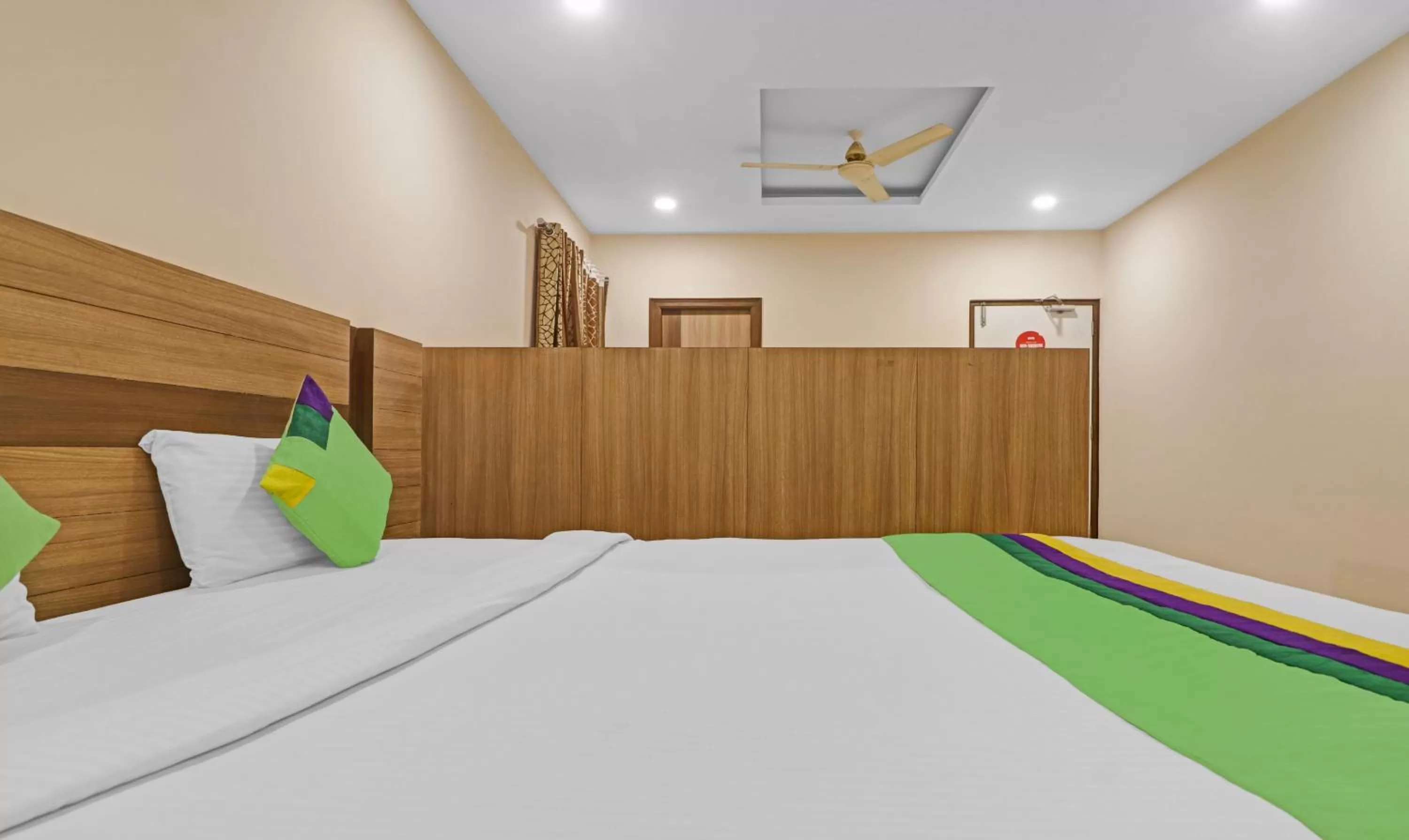 Bedroom, Bed in Treebo Pride Inn Botanica