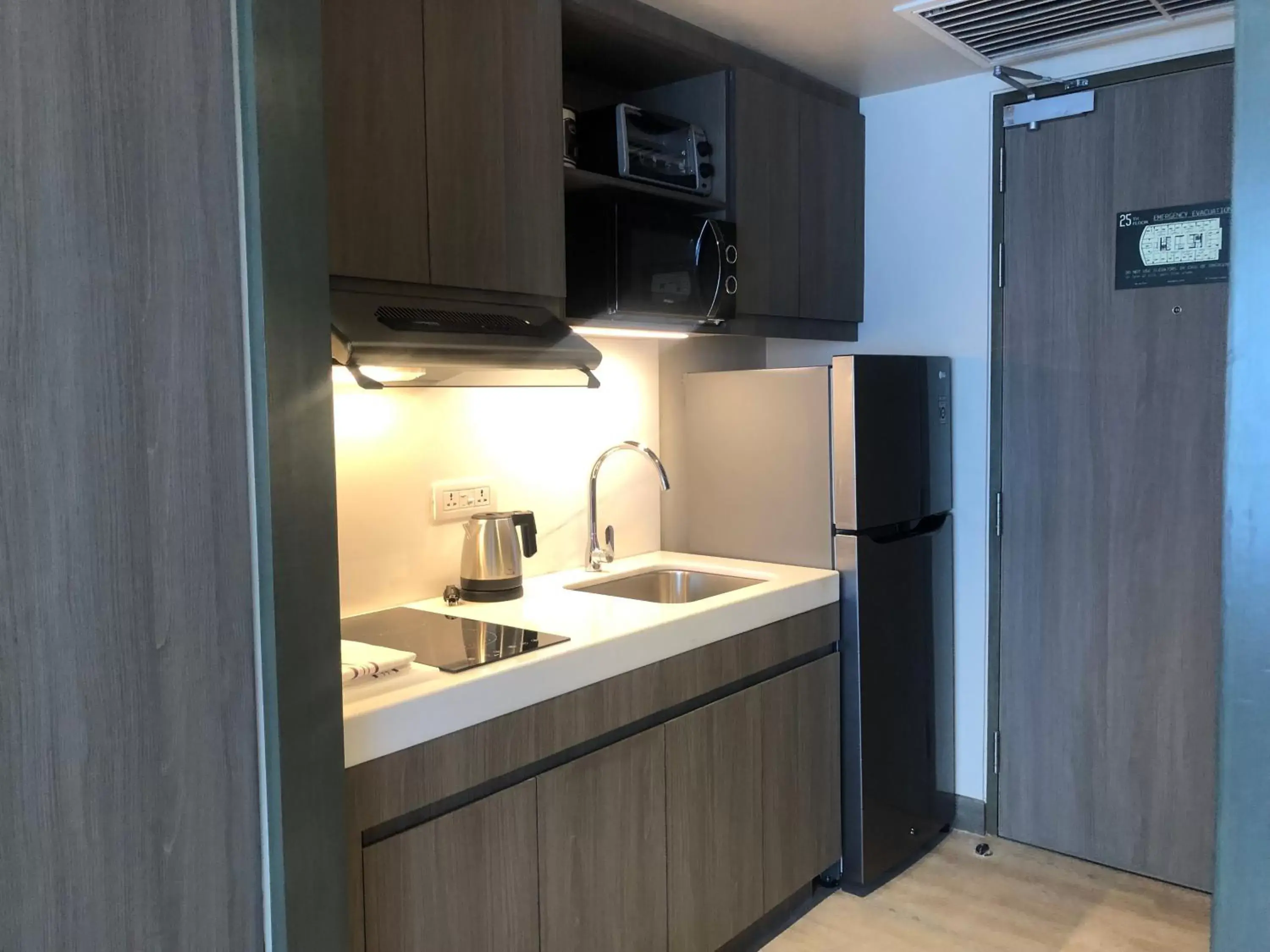 Kitchen or kitchenette, Kitchen/Kitchenette in Seda Residences Makati