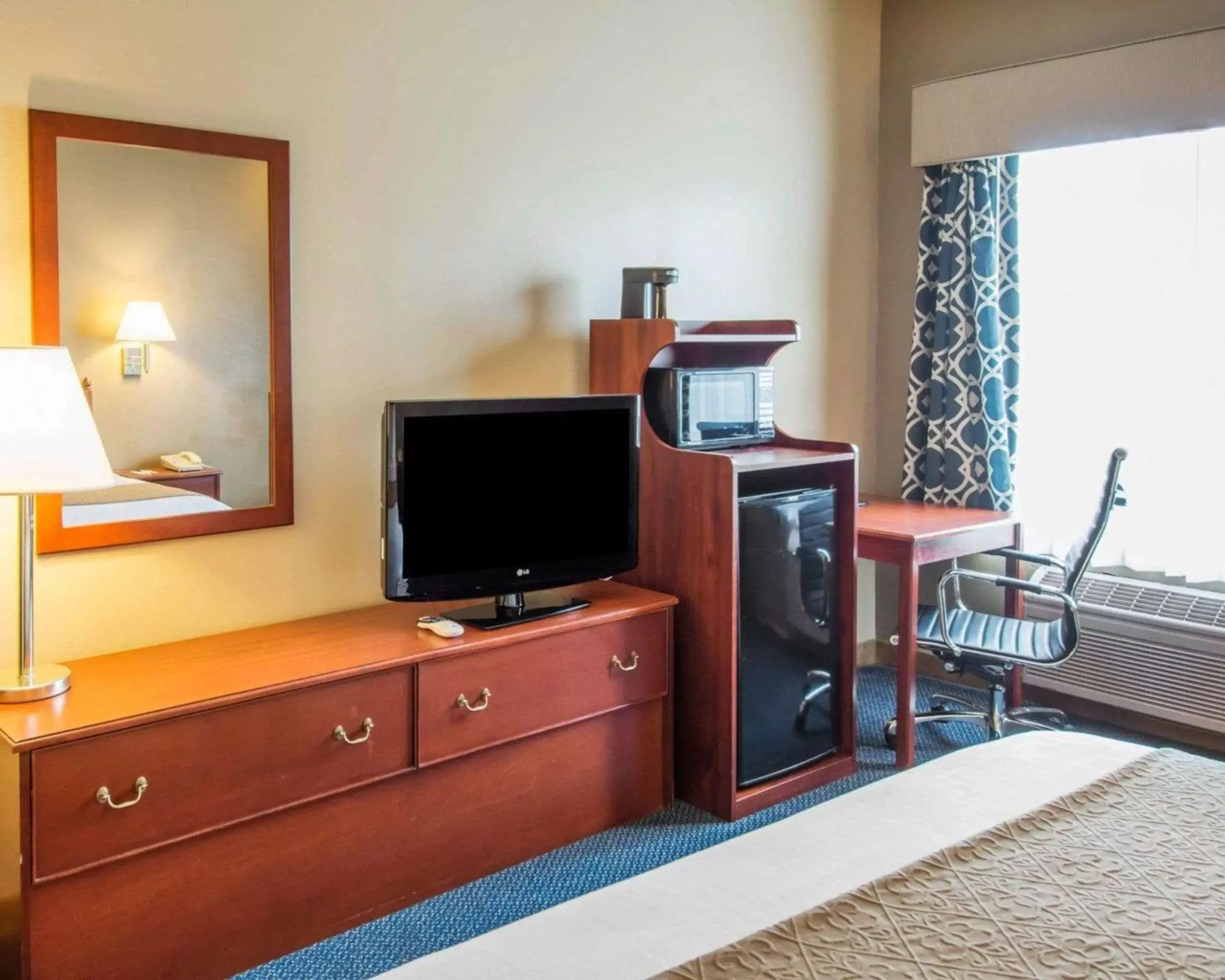 Photo of the whole room, TV/Entertainment Center in Quality Inn & Suites of Liberty Lake
