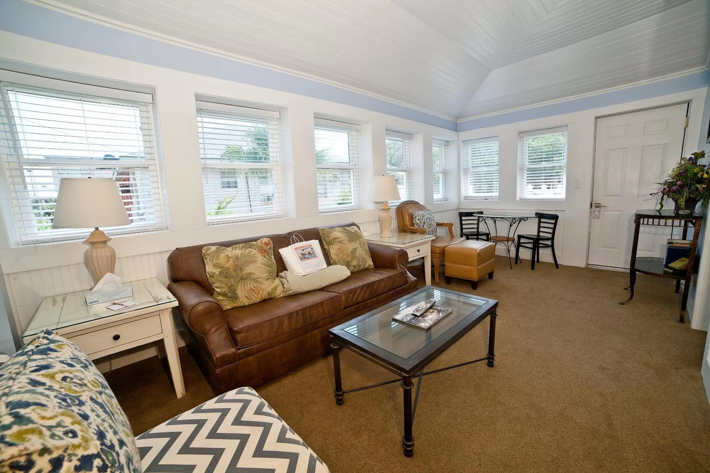 Seating Area in Georgianne Inn & Suites check in 212 Bulter Ave