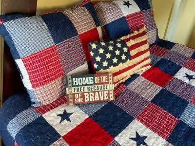 Bed, Seating Area in Chateau Country Inn and Captain's Cottage