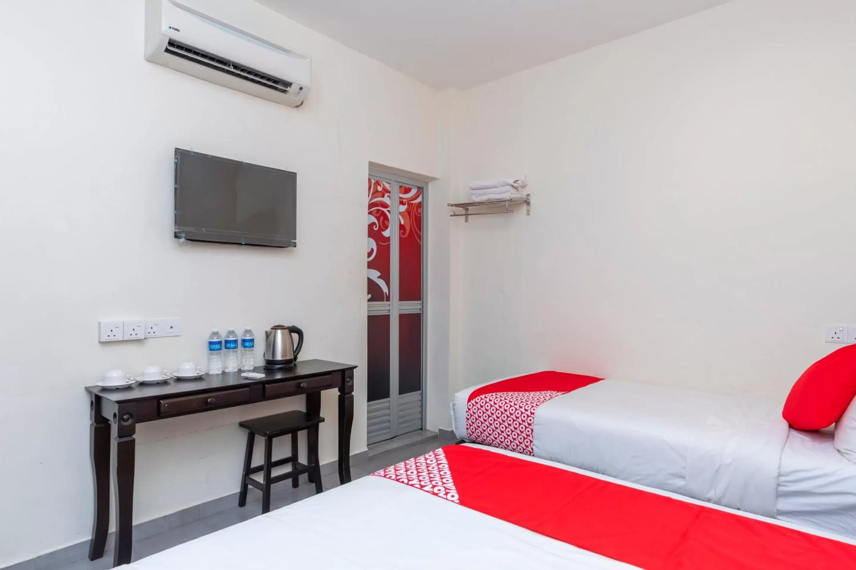 Bedroom, Bed in OYO 756 Muar City Hotel