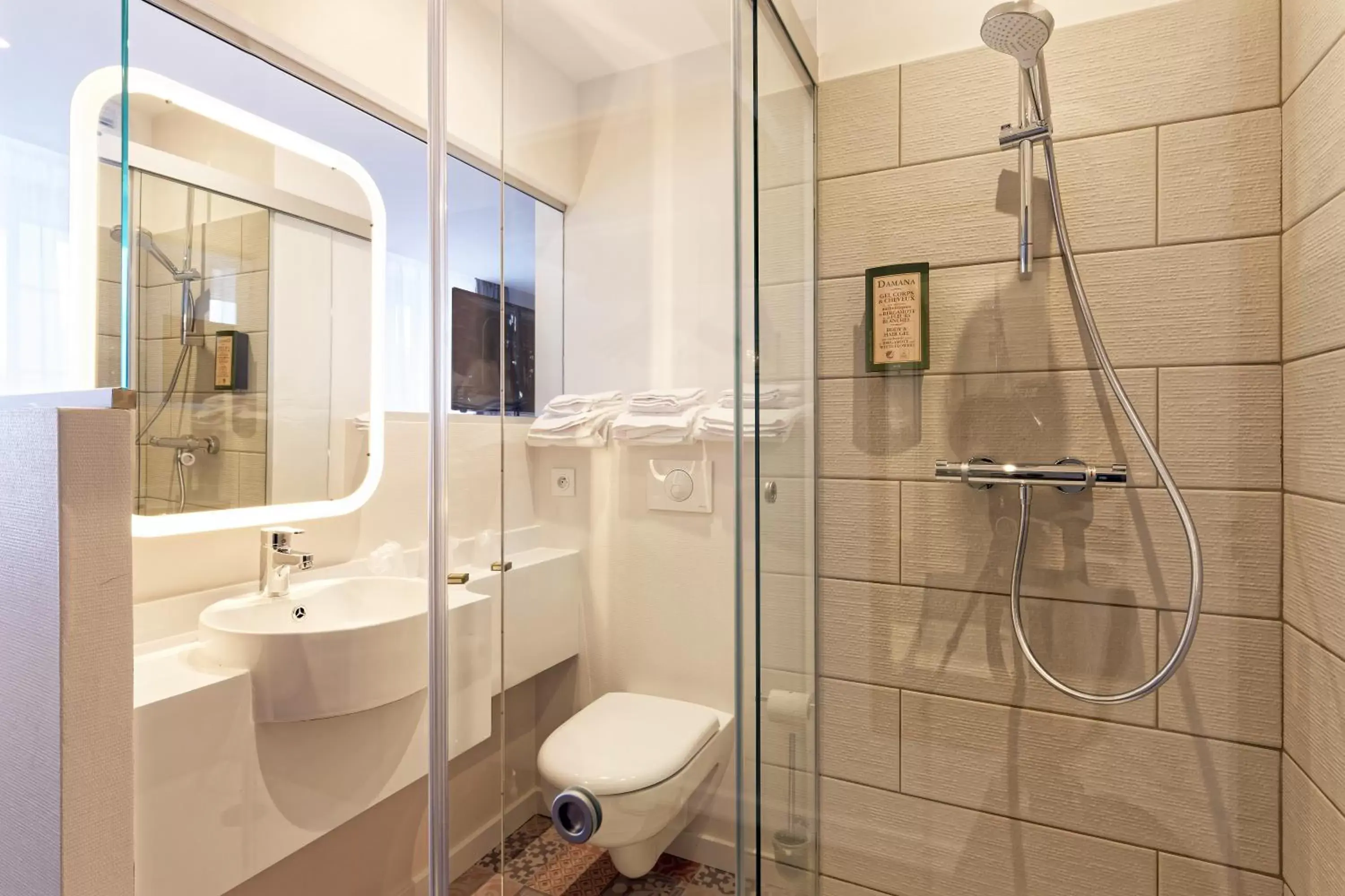 Shower, Bathroom in Hôtel de la Gare