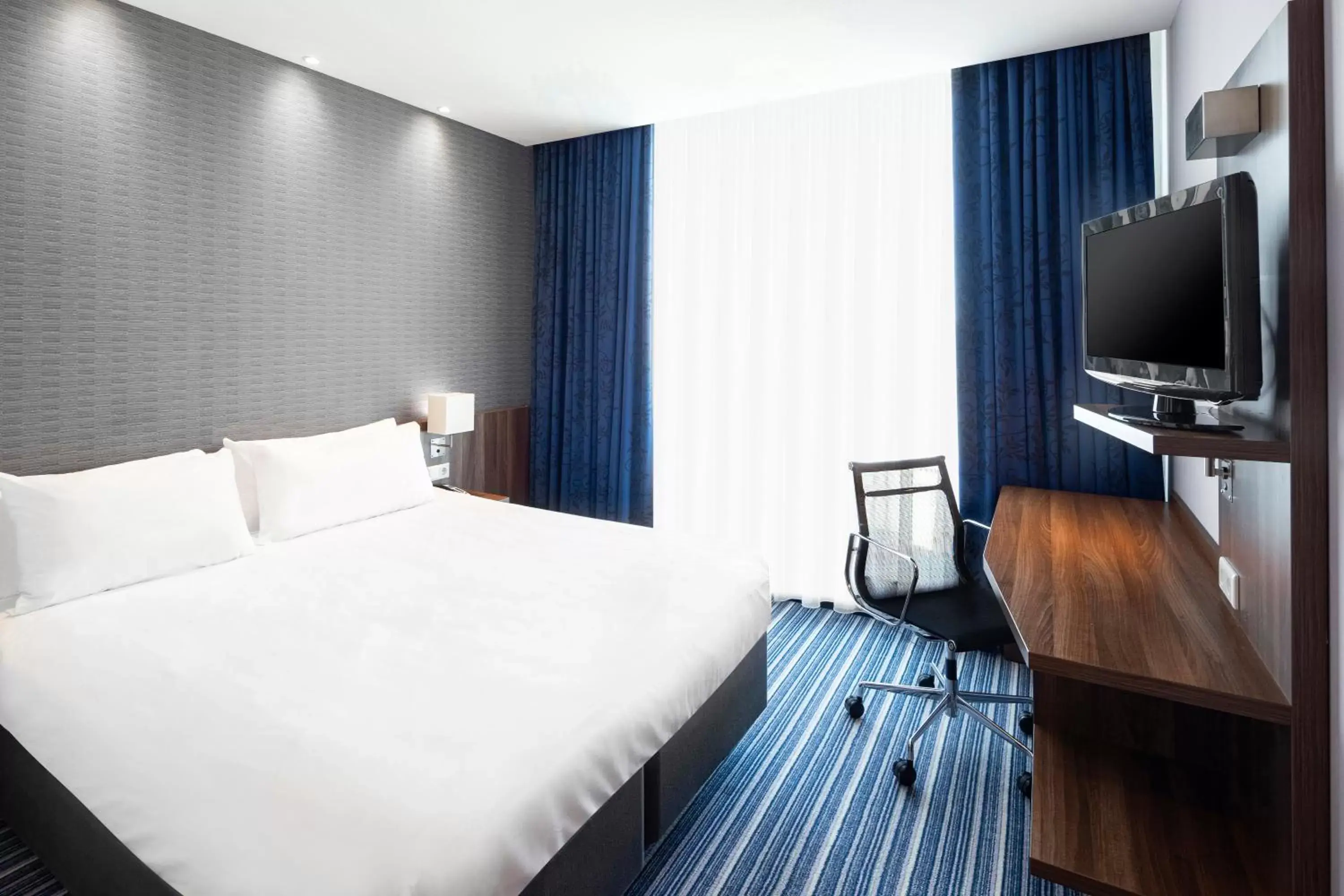 TV and multimedia, Bed in Holiday Inn Express Rotterdam - Central Station, an IHG Hotel